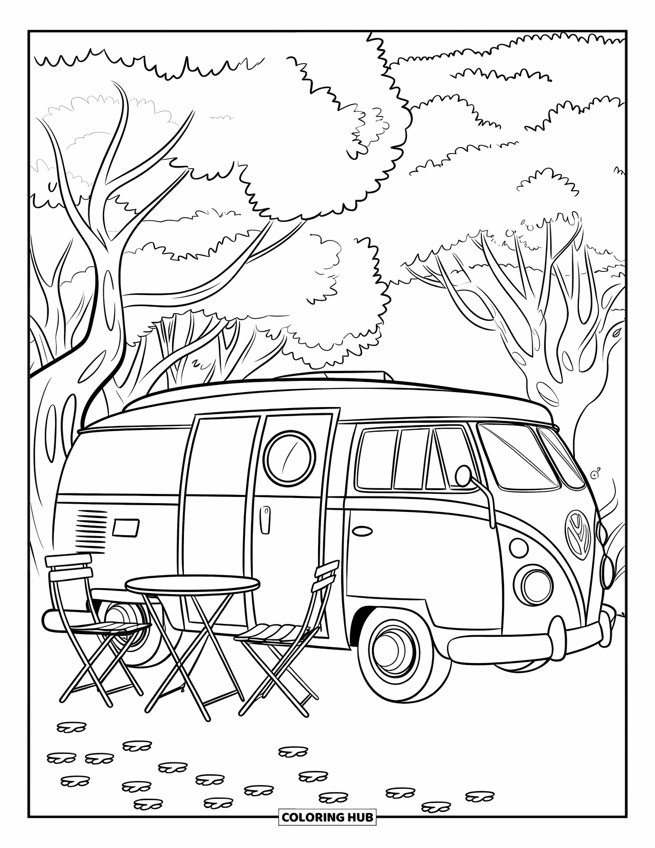 Desenho de Acampamento para Crianças: Uma van de campista aconchegante em uma floresta tranquila com uma pequena área de jantar ao ar livre