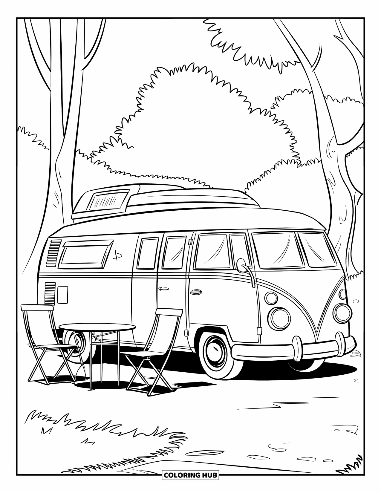 Desenho de Acampamento para Crianças: Uma van de campista vintage estacionada perto de uma floresta com uma mesa e cadeiras do lado de fora