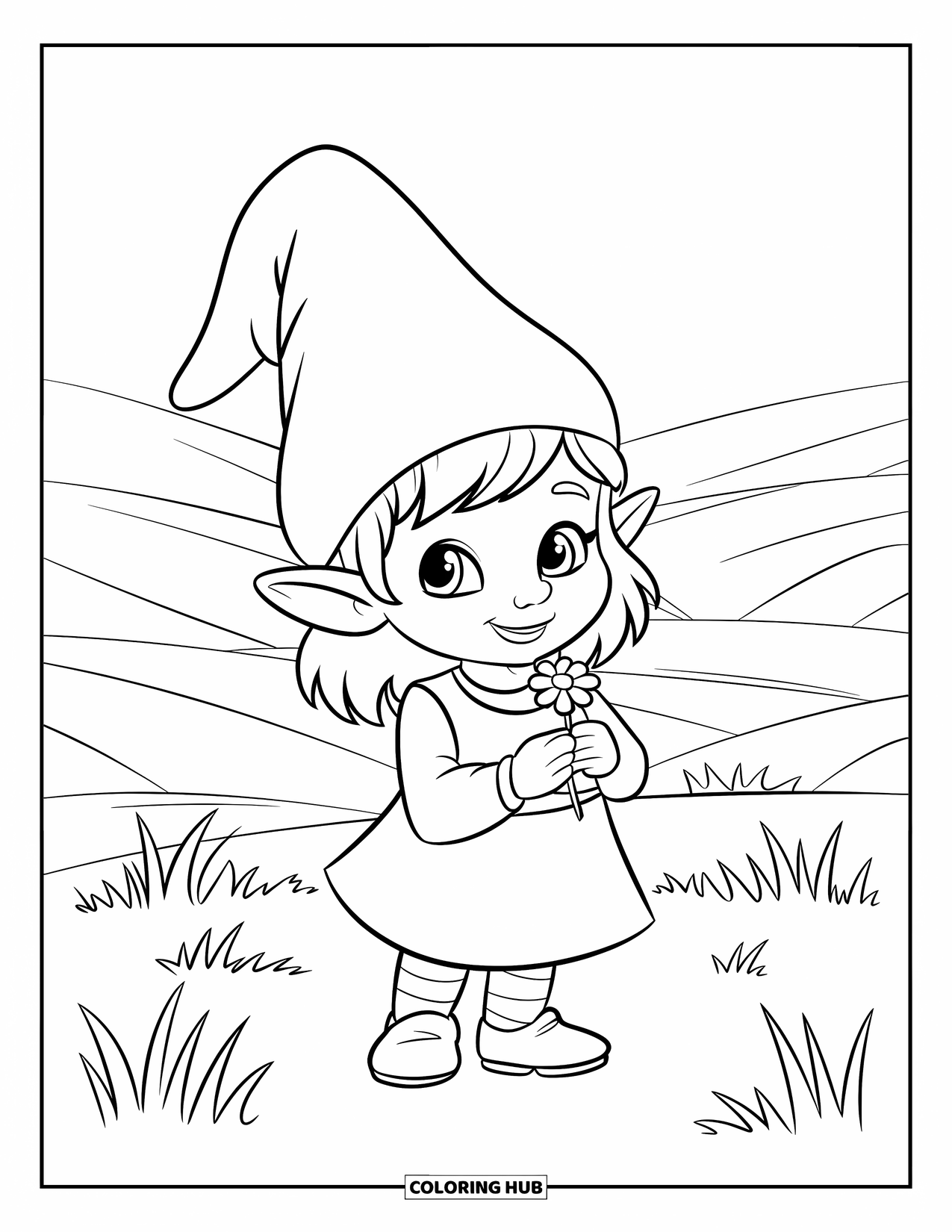 Desen de colorat cu o gnomiță pentru copii: O gnomiță cu o rochie verde ține o floare, stând într-o pajiște liniștită