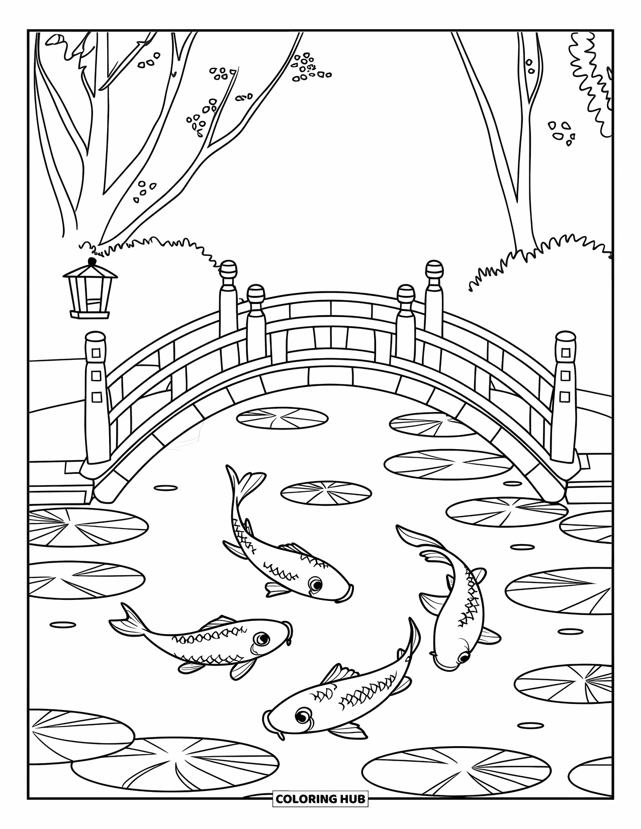Desen de colorat cu Japonia pentru copii: Un pod curbat din lemn se întinde peste un iaz cu koi, cu copaci legănându-se în fundal