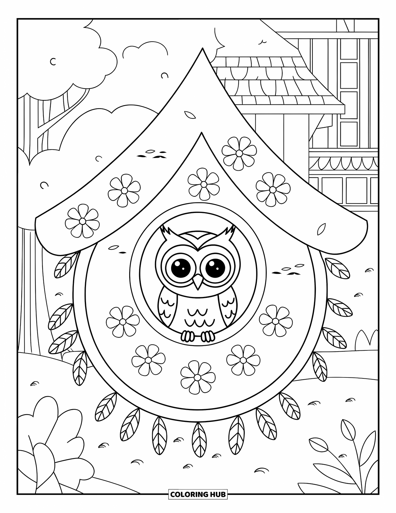 Dibujo de búho para colorear para adultos: Un búho pequeño dentro de una pajarera con patrones de flores, con un fondo sereno de árboles y un edificio
