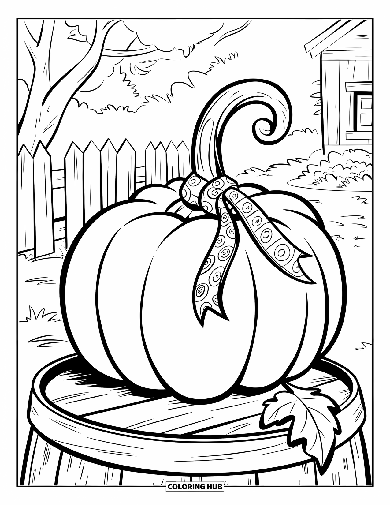 Coloriage de citrouille pour enfants : Citrouille avec un ruban à motifs sur un tonneau, entourée d’une clôture rustique et d’arbres