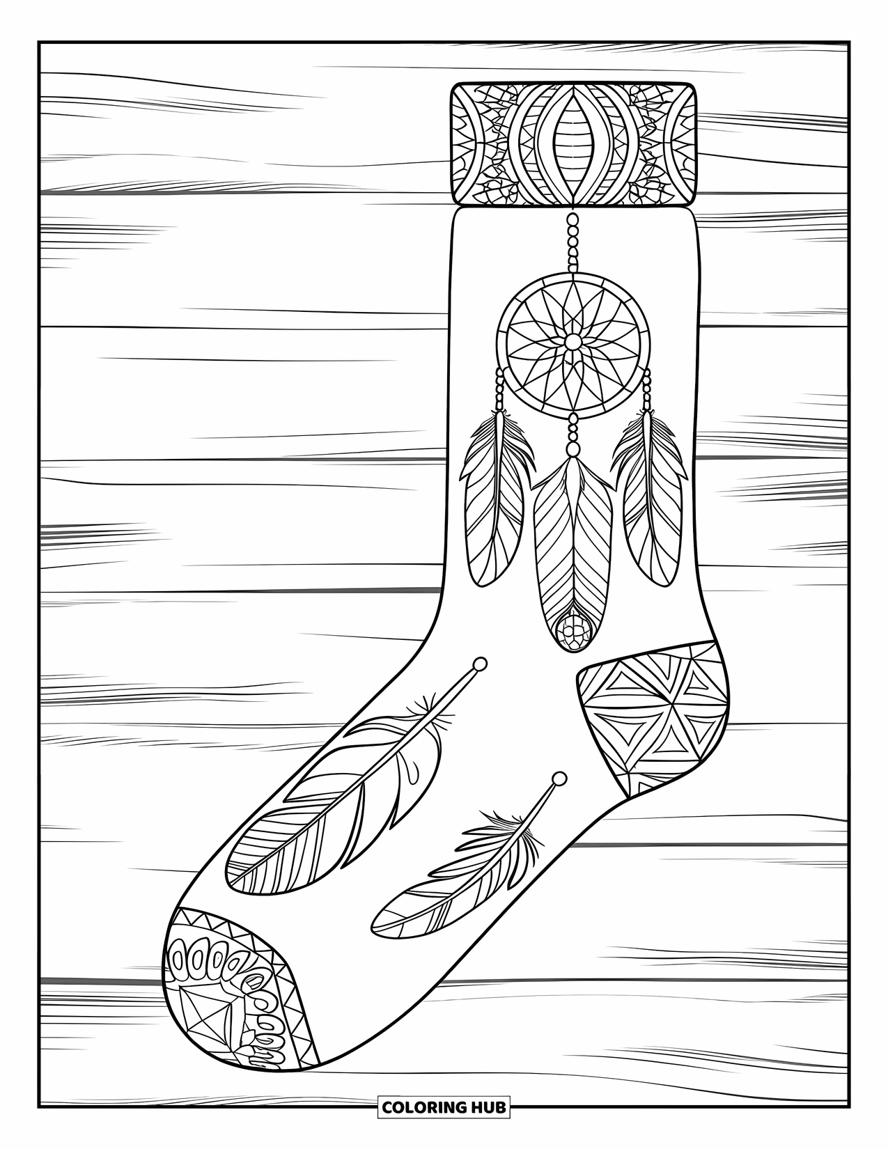 Sok Kleurplaat voor Volwassenen: Een bohemien-patroonsok met veren en dromenvangers rust op een houten achtergrond met textuur