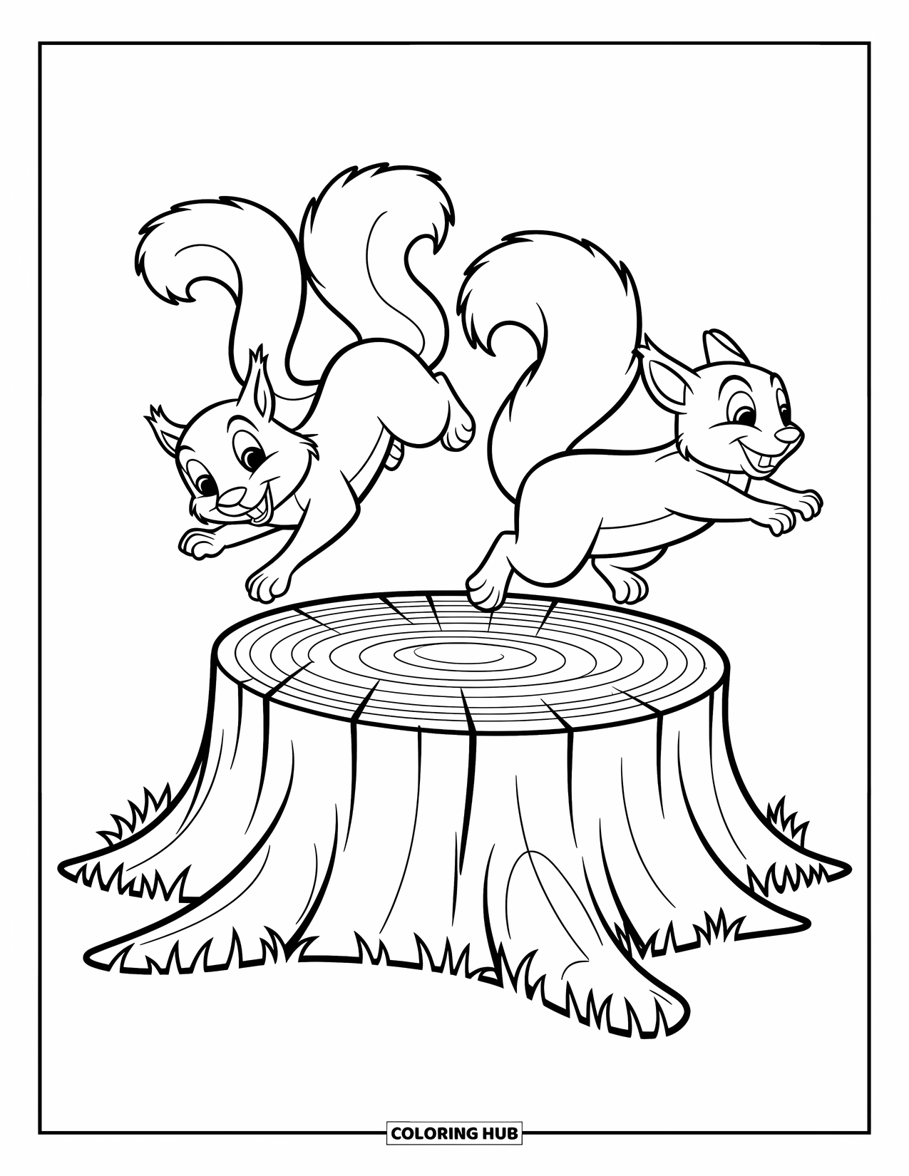 Coloriage d'automne pour enfants : Deux écureuils enjoués se poursuivent autour d'une grande souche d'arbre avec des détails simples et charmants