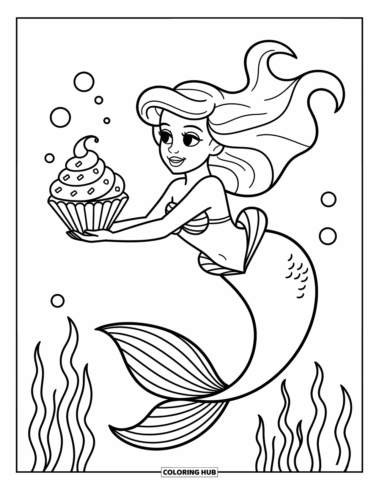 Cupcake Ausmalbild für Kinder: Eine Meerjungfrau hält einen Muschel-Cupcake unter Wasser mit Blasen und Seetang drumherum