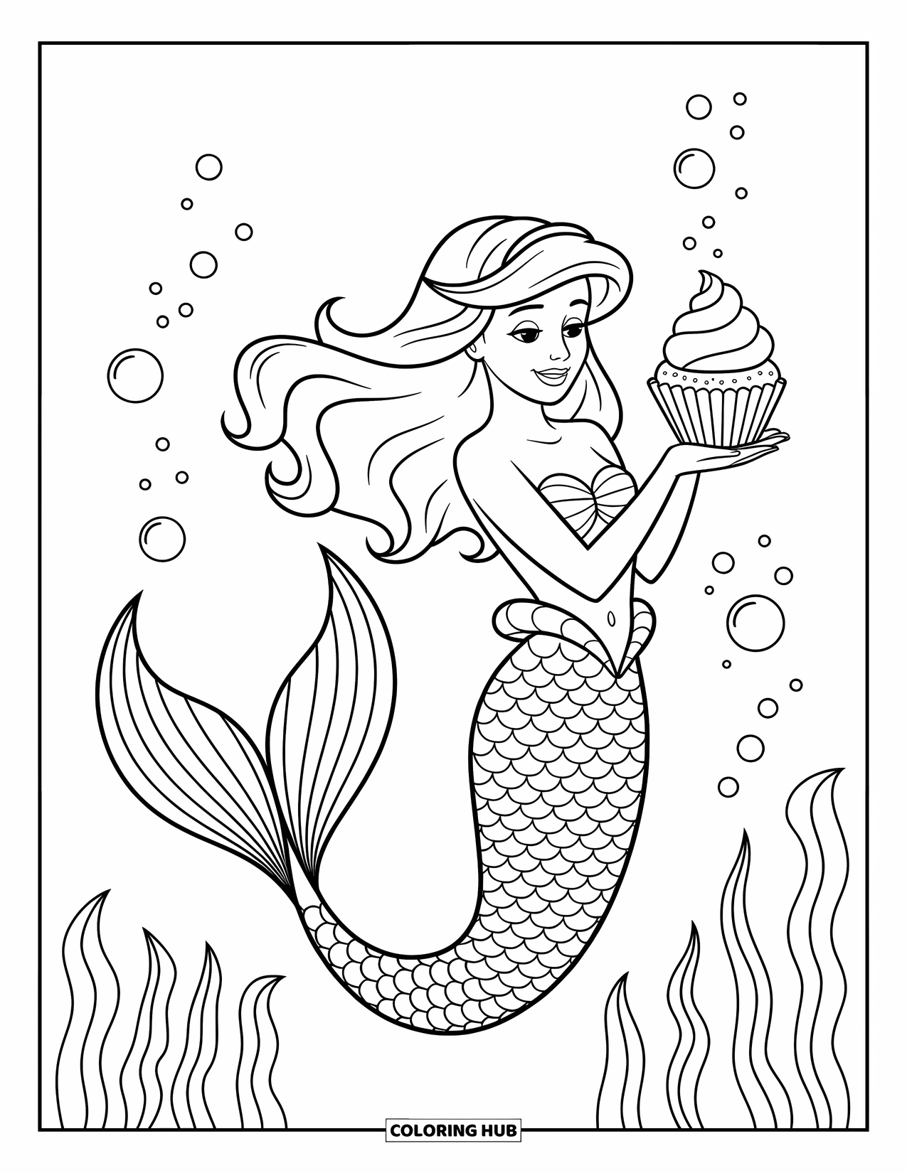 Cupcake Ausmalbild für Kinder: Eine Meerjungfrau mit wallendem Haar hält einen Muschel-Cupcake unter Wasser