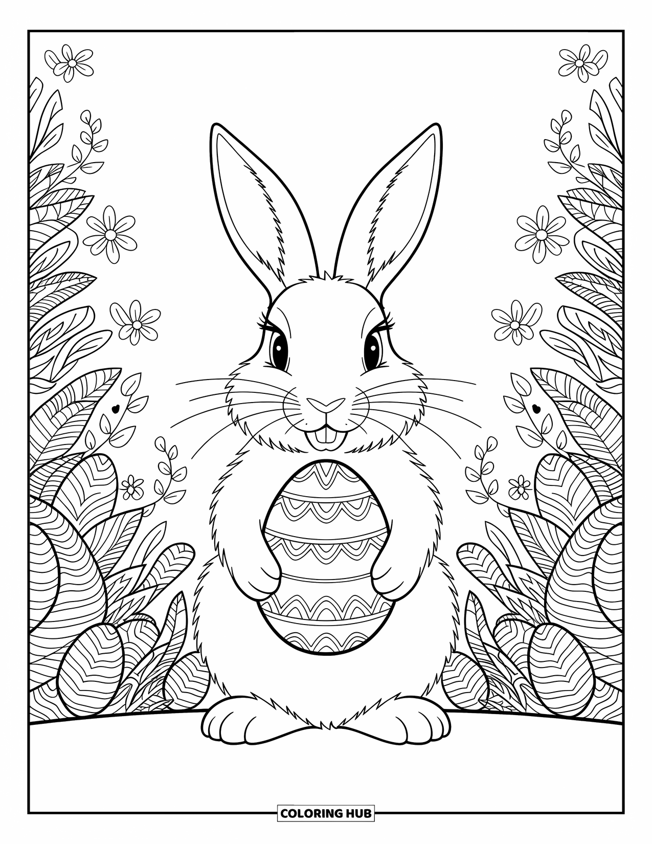 Kolorowanka z Królikiem Wielkanocnym dla dorosłych: Królik trzyma ozdobne jajko, oprawione wirującym filigranem i szczegółowymi motywami kwiatowymi