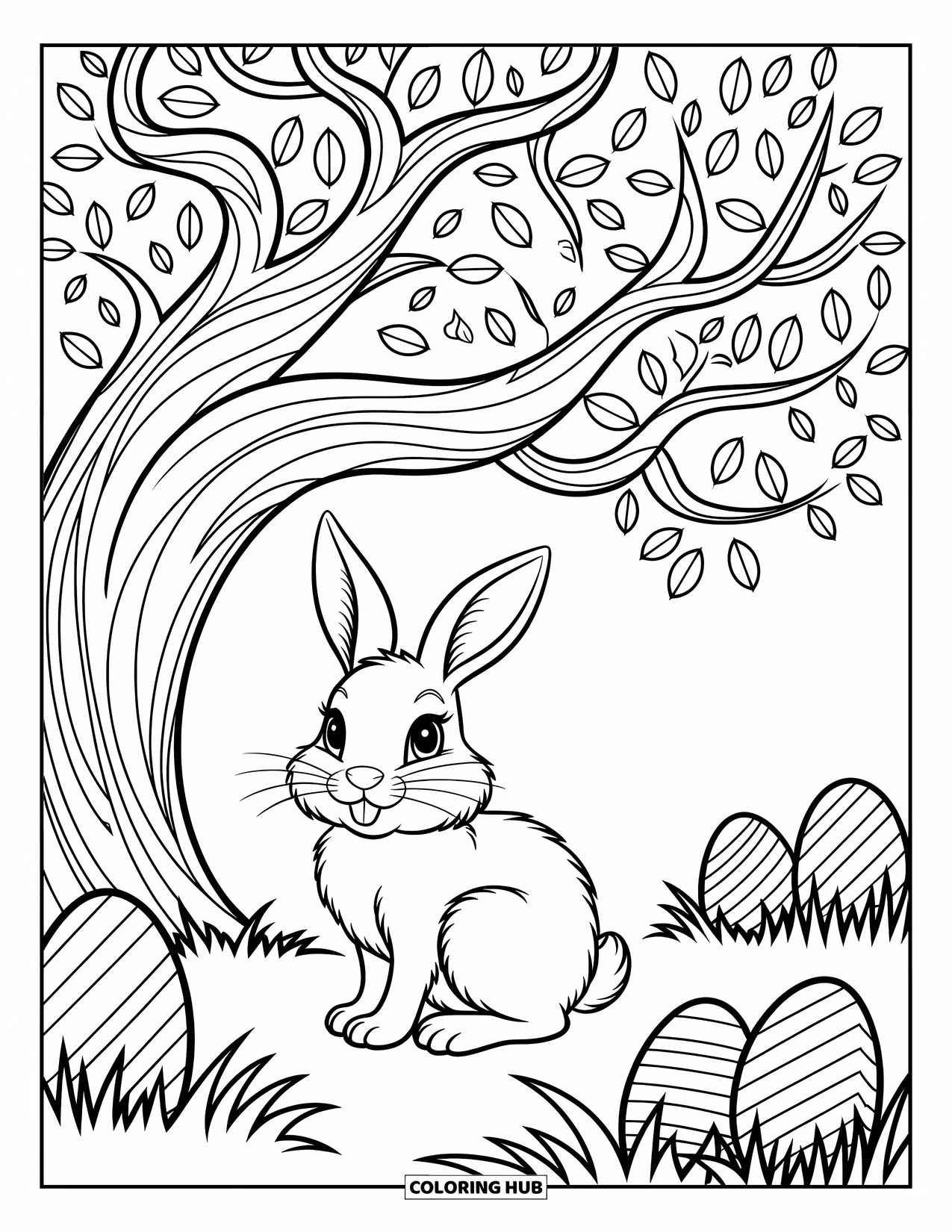 Kolorowanka z Królikiem Wielkanocnym dla dorosłych: Królik siedzi pod wysokim drzewem, którego gałęzie są ozdobione ukrytymi jajkami i ozdobnymi wzorami