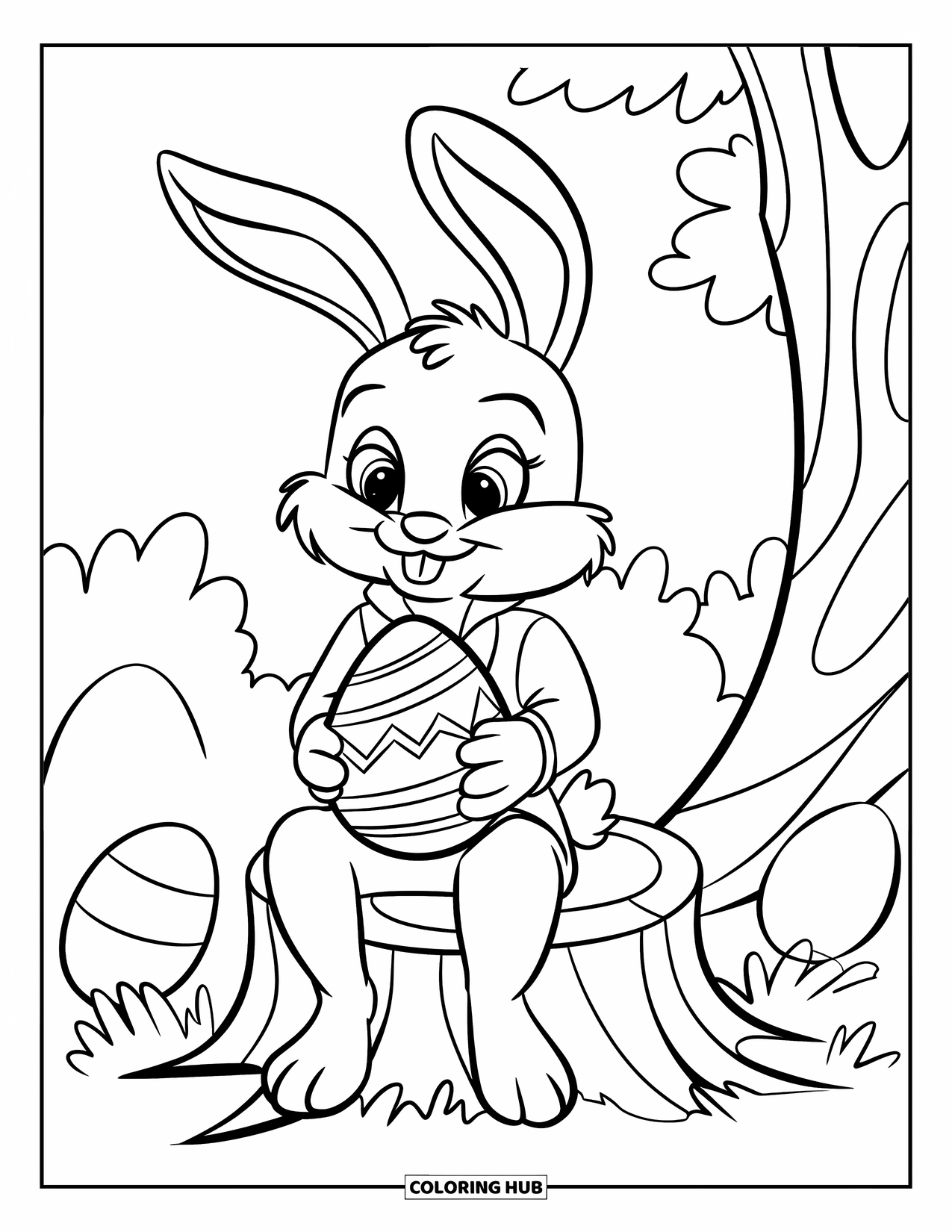 Kolorowanka z Królikiem Wielkanocnym dla dzieci: Brodaty Królik Wielkanocny siedzi na pniu drzewa, trzymając jajko, a obok niego stoi koszyk