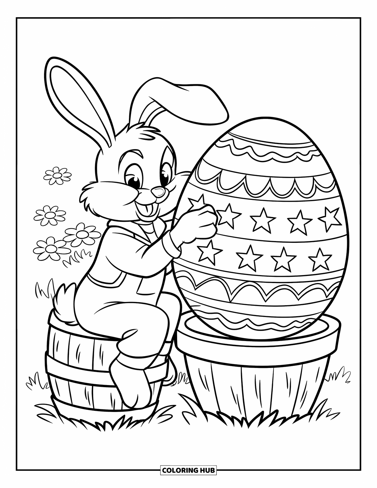 Kolorowanka z Królikiem Wielkanocnym dla dzieci: Królik w kombinezonie siedzi na beczce, dekorując duże jajko gwiazdkami i spiralami