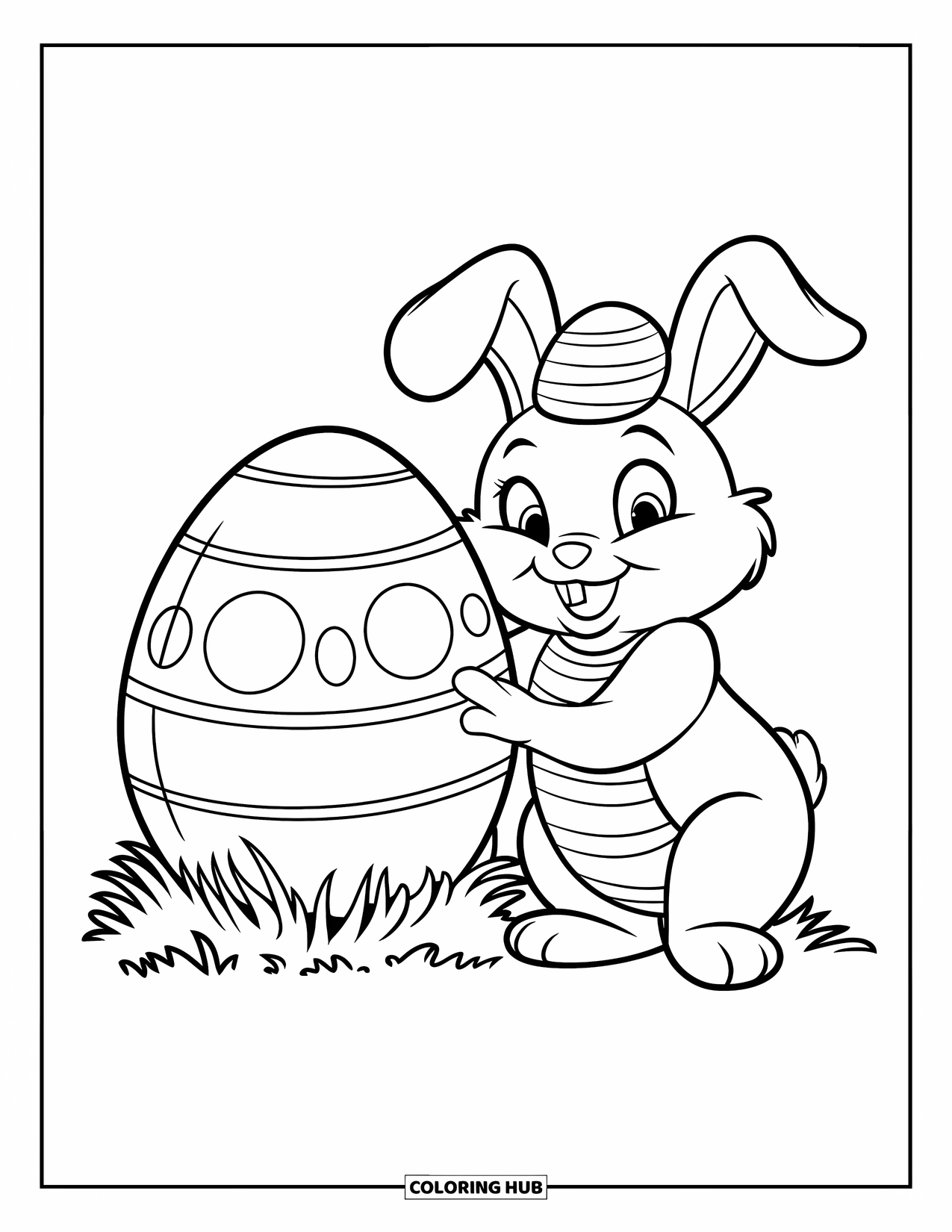Kolorowanka z Królikiem Wielkanocnym dla dzieci: Królik w pasiastym stroju siedzi obok dużego jajka leżącego na trawie