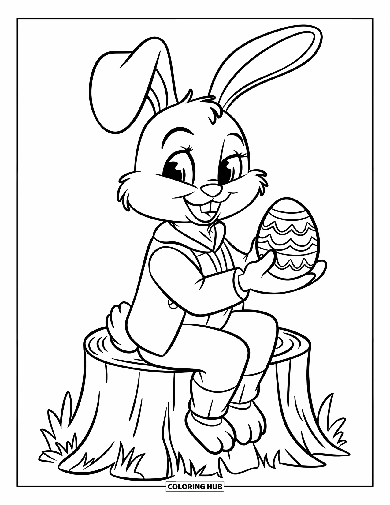 Kolorowanka z Królikiem Wielkanocnym dla dzieci: Królik w ogrodniczkach siedzi na pniu, trzymając jajko w spiralne wzory z liśćmi dookoła