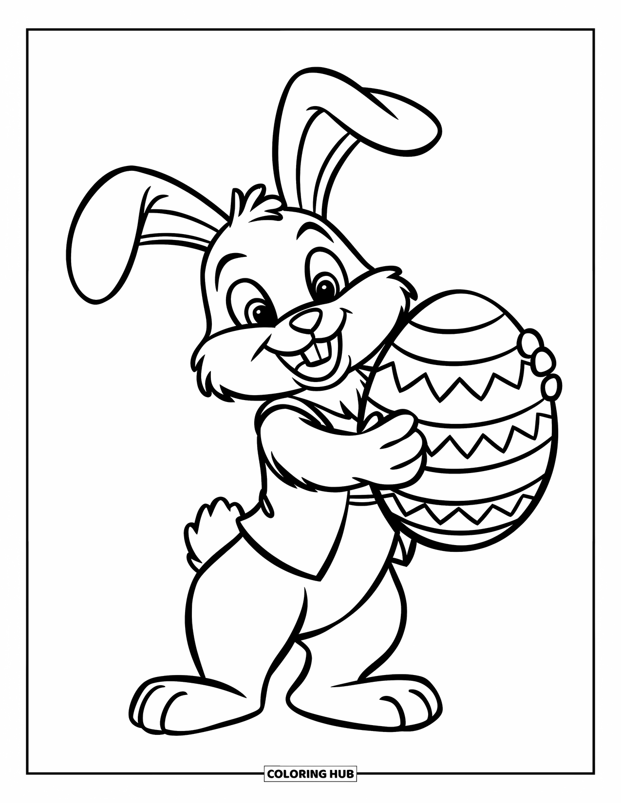 Kolorowanka z Królikiem Wielkanocnym dla dzieci: Przyjazny królik stoi na tylnych łapach, trzymając duże pisankę z szerokim uśmiechem