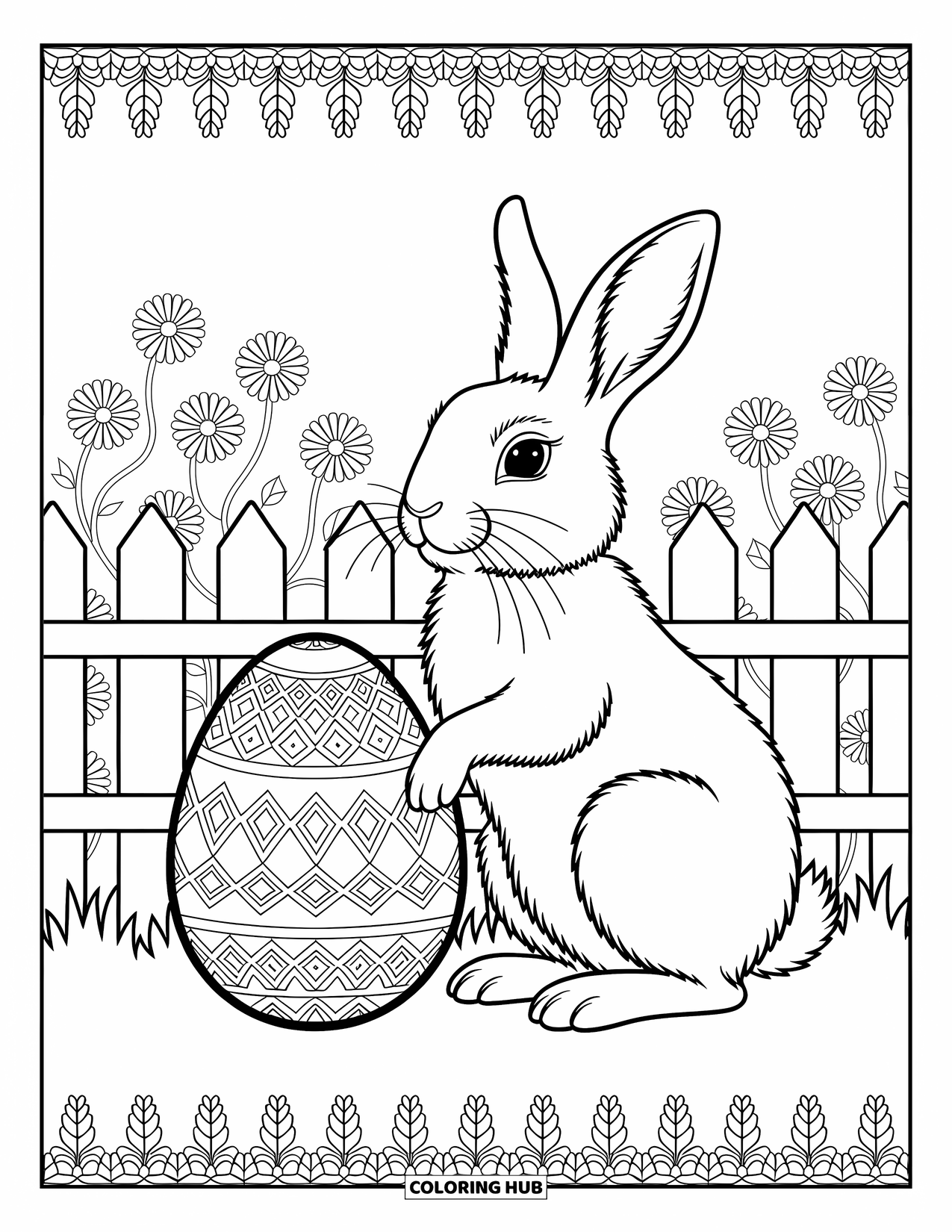 Kolorowanka Wielkanocna dla dorosłych: Królik z ozdobionym jajkiem wielkanocnym stoi obok płotu, otoczony kwitnącymi wiosennymi kwiatami