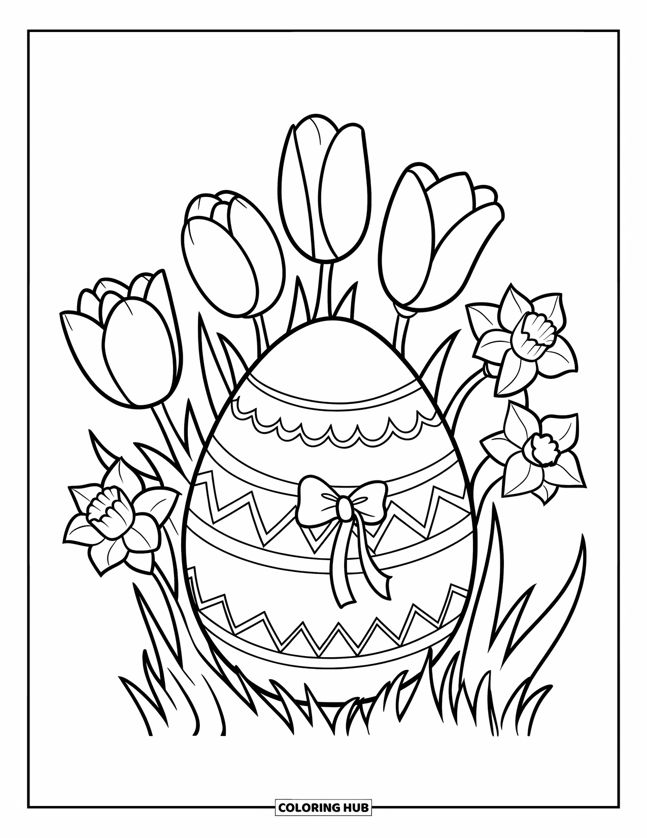 Kolorowanka Wielkanocna dla dzieci: Duże jajo wielkanocne z zawiązaną wokół niego wstążką jest umieszczone wśród tulipanów i żonkili