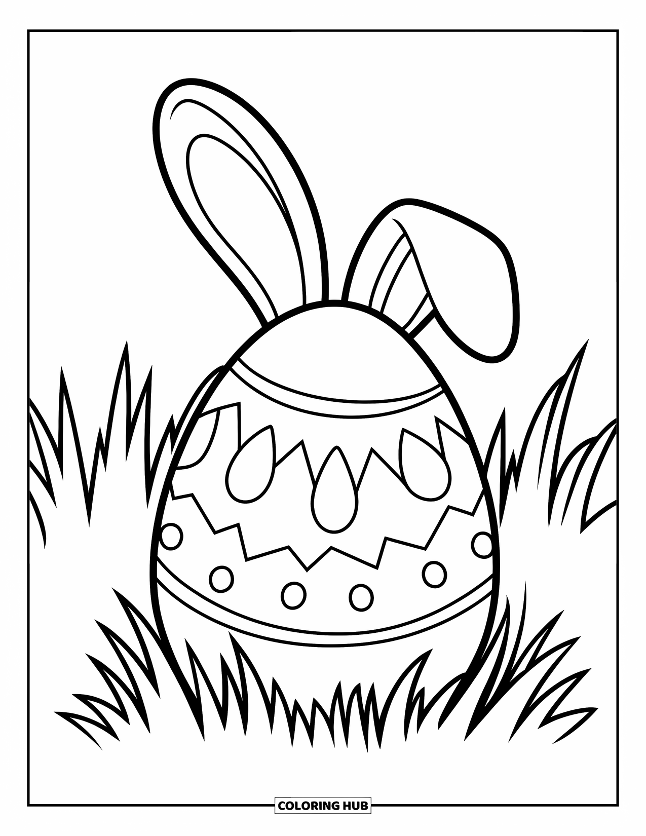 Kolorowanka Wielkanocna dla dzieci: Duże jajo wielkanocne leży w trawie, z małym króliczym uchem ukrytym za nim