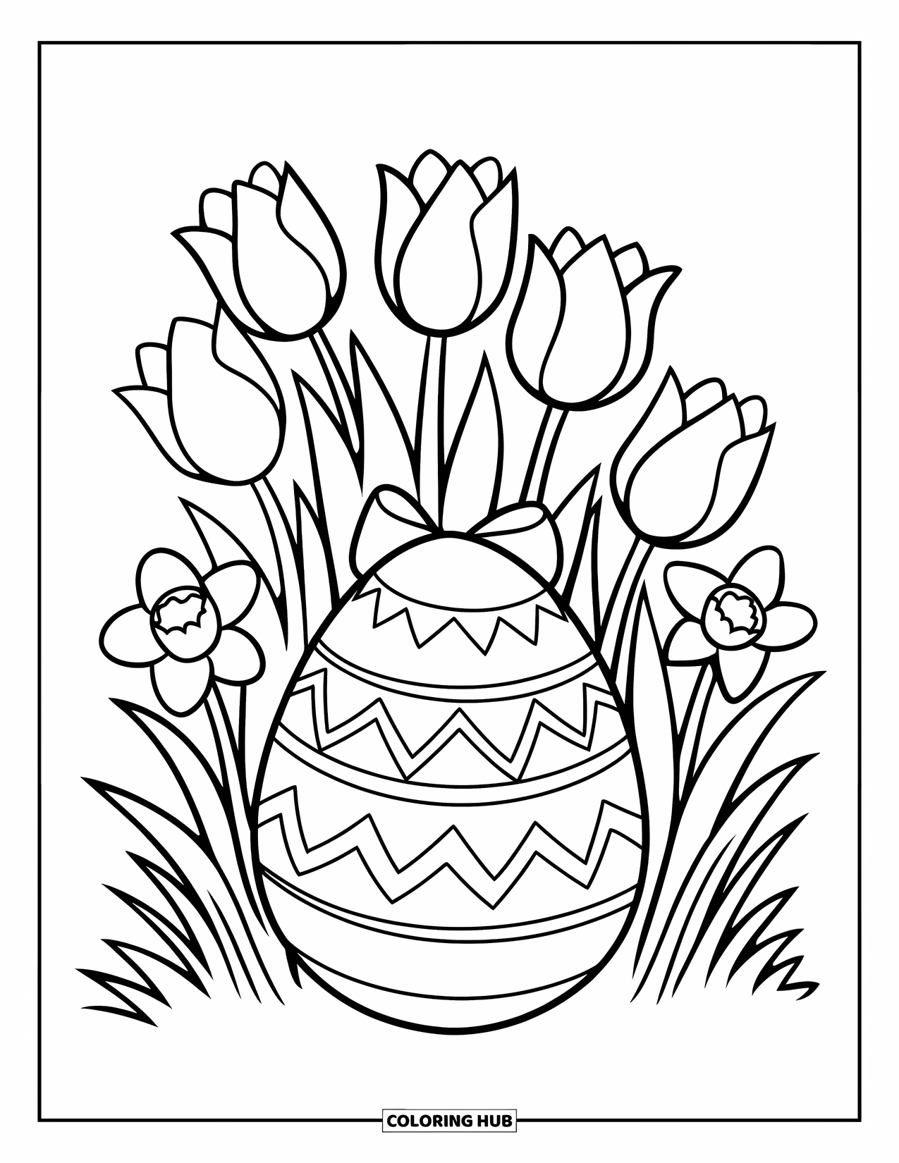 Kolorowanka wielkanocna dla dzieci: Duże jajko wielkanocne z ozdobną wstążką siedzi wśród kwitnących tulipanów i żonkili