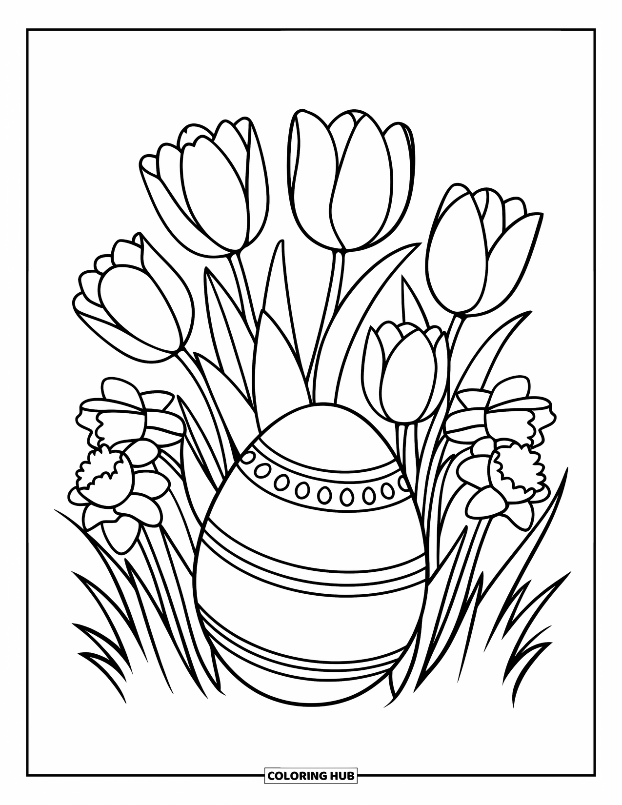 Kolorowanka Wielkanocna dla dzieci: Duże jajo wielkanocne z prostymi wzorami dekoracyjnymi leży wśród kwitnących tulipanów i żonkili