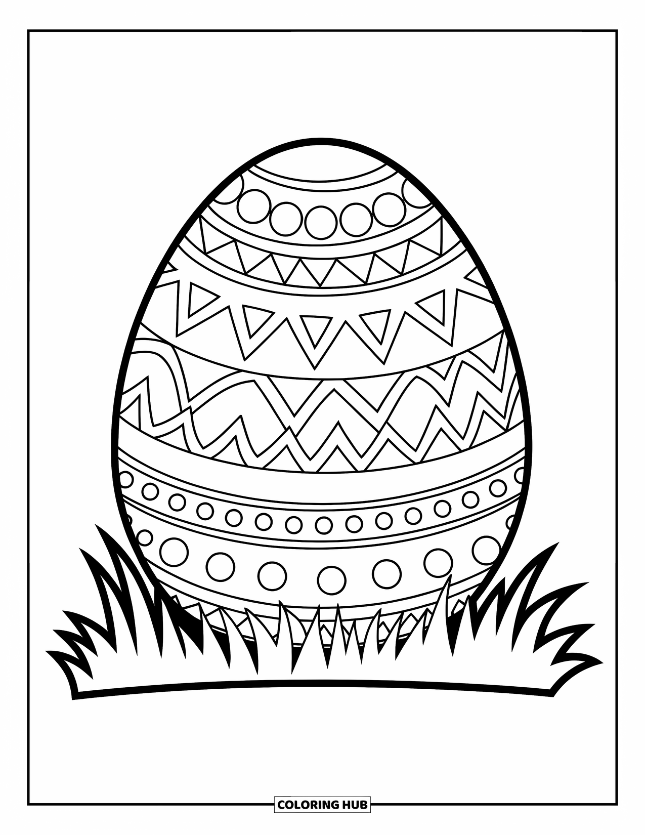 Kolorowanka Wielkanocna dla dzieci: Duże jajo wielkanocne z wirami, kropkami i zygzakami leży na trawie z wyraźnymi konturami