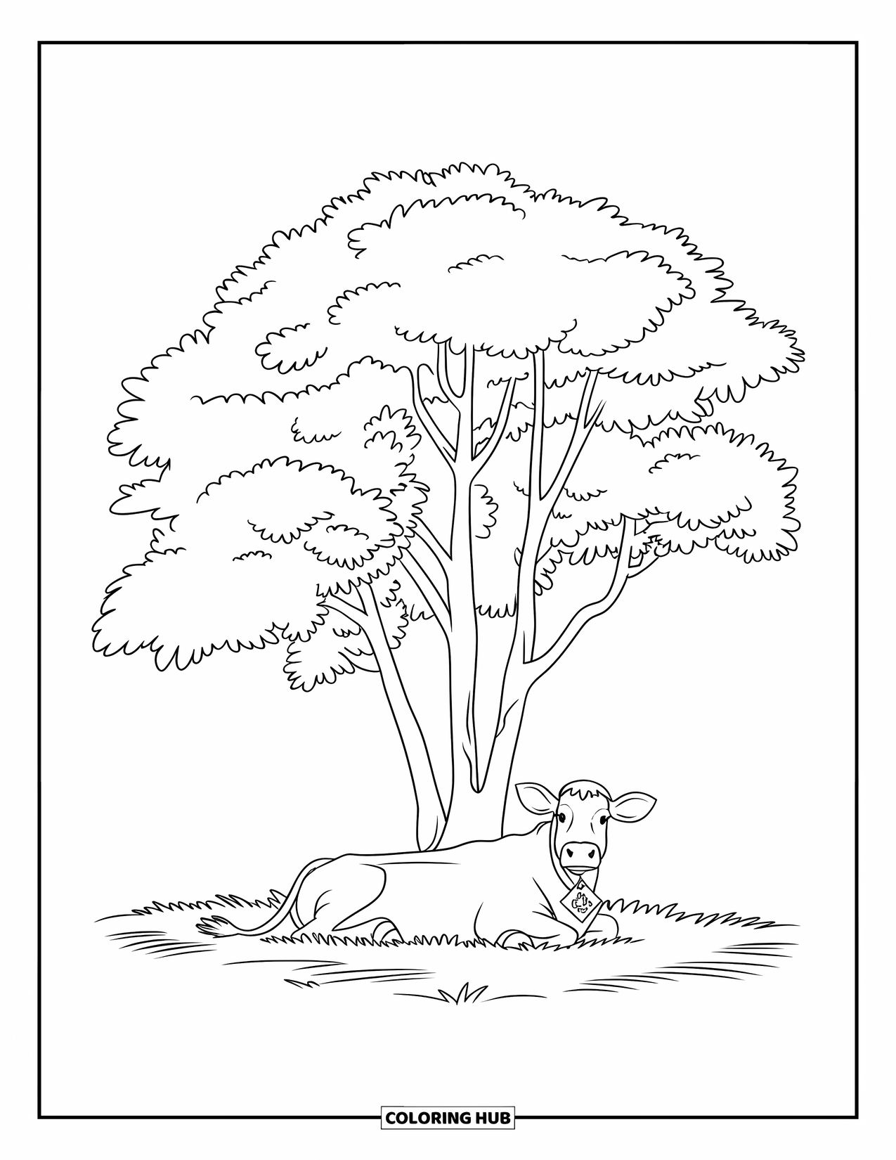 Kolorowanka ze zwierzętami gospodarskimi dla dzieci: Krowa odpoczywa pod wysokim drzewem z trawiastym podłożem dookoła