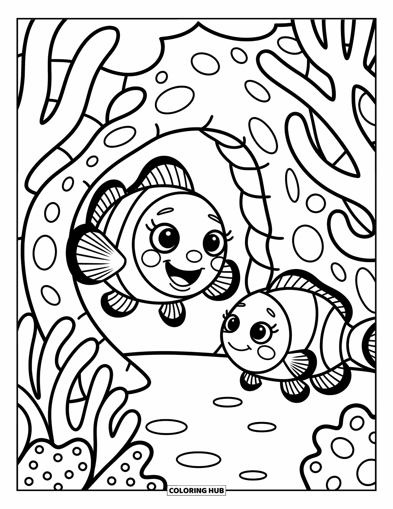 Fisch Ausmalbild für Erwachsene: Ein Clownfisch lugt aus verwinkelten Korallenhöhlen hervor, umgeben von weichen, abgerundeten Unterwasserformationen