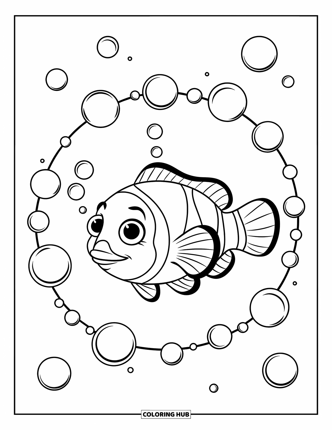Fisch Ausmalbild für Kinder: Ein fröhlicher Clownfisch mit großen Augen treibt im Wasser, umgeben von einem Kreis aus Blasen