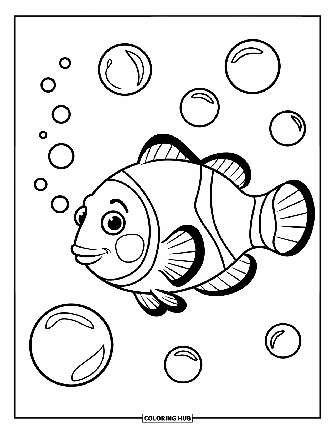 Fisch Ausmalbild für Kinder: Ein fröhlicher Clownfisch mit kräftigen Streifen schwimmt zwischen sanften Blasen in einem ruhigen Meer