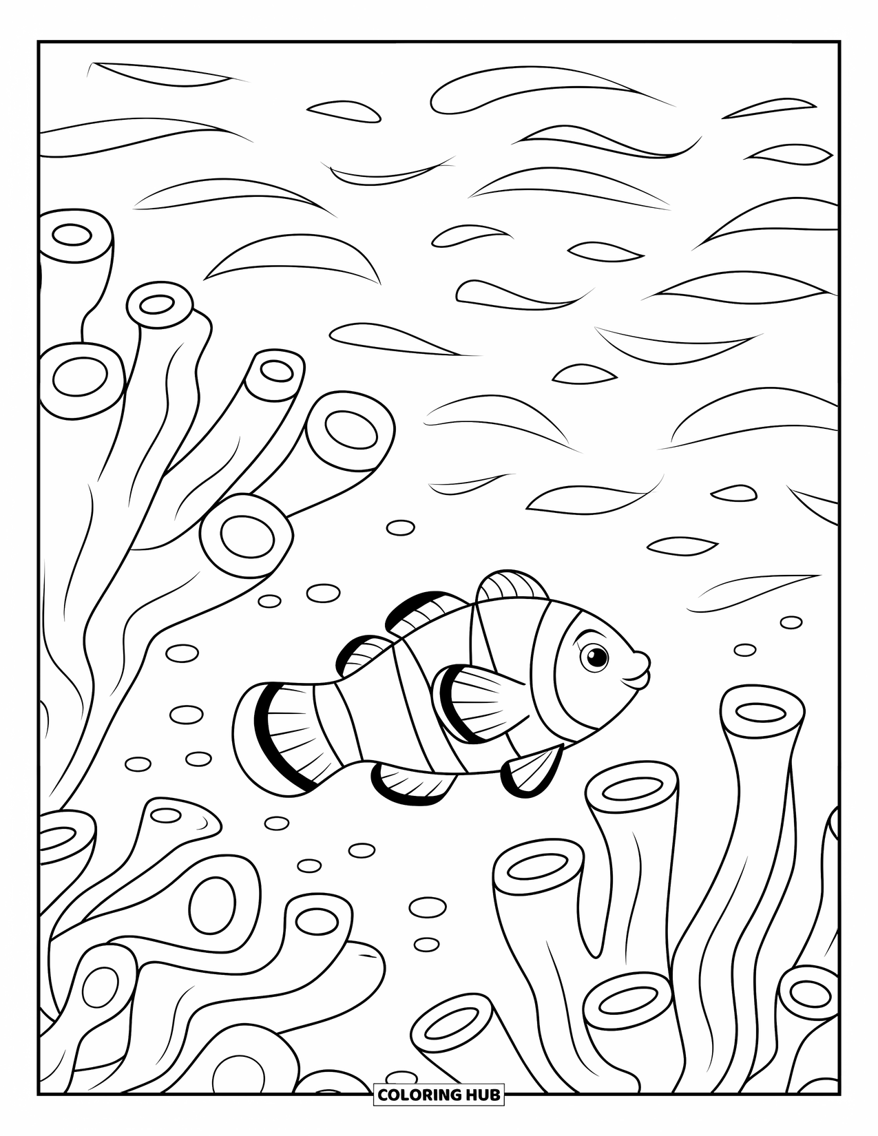 Fisch Ausmalbild für Kinder: Ein freundlicher Clownfisch mit kräftigen Streifen treibt in der Nähe von wellenförmigen Korallen in einem weiten Ozean