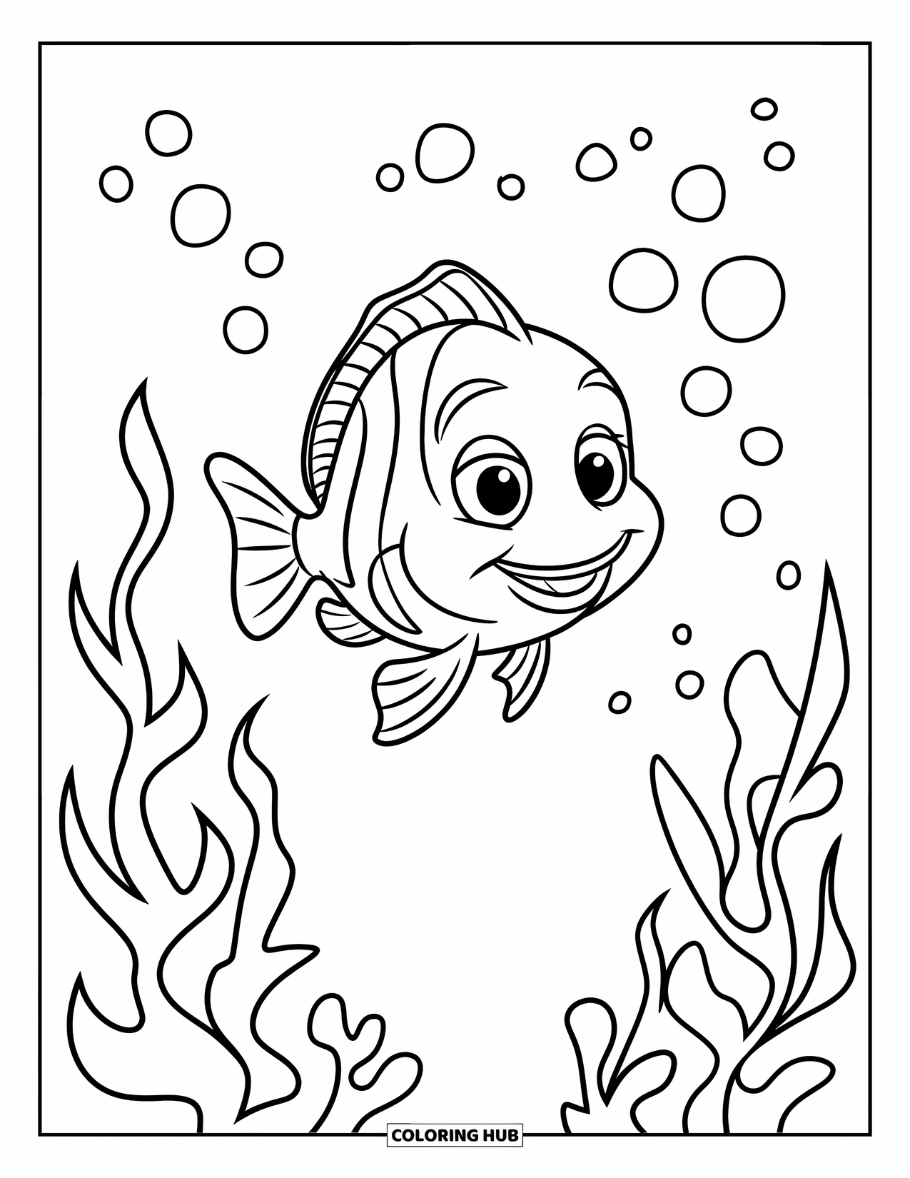 Fisch Ausmalbild für Kinder: Ein lächelnder Fisch mit einem gewellten Schwanz bewegt sich an schwebenden Algen vorbei, umgeben von winzigen Blasen