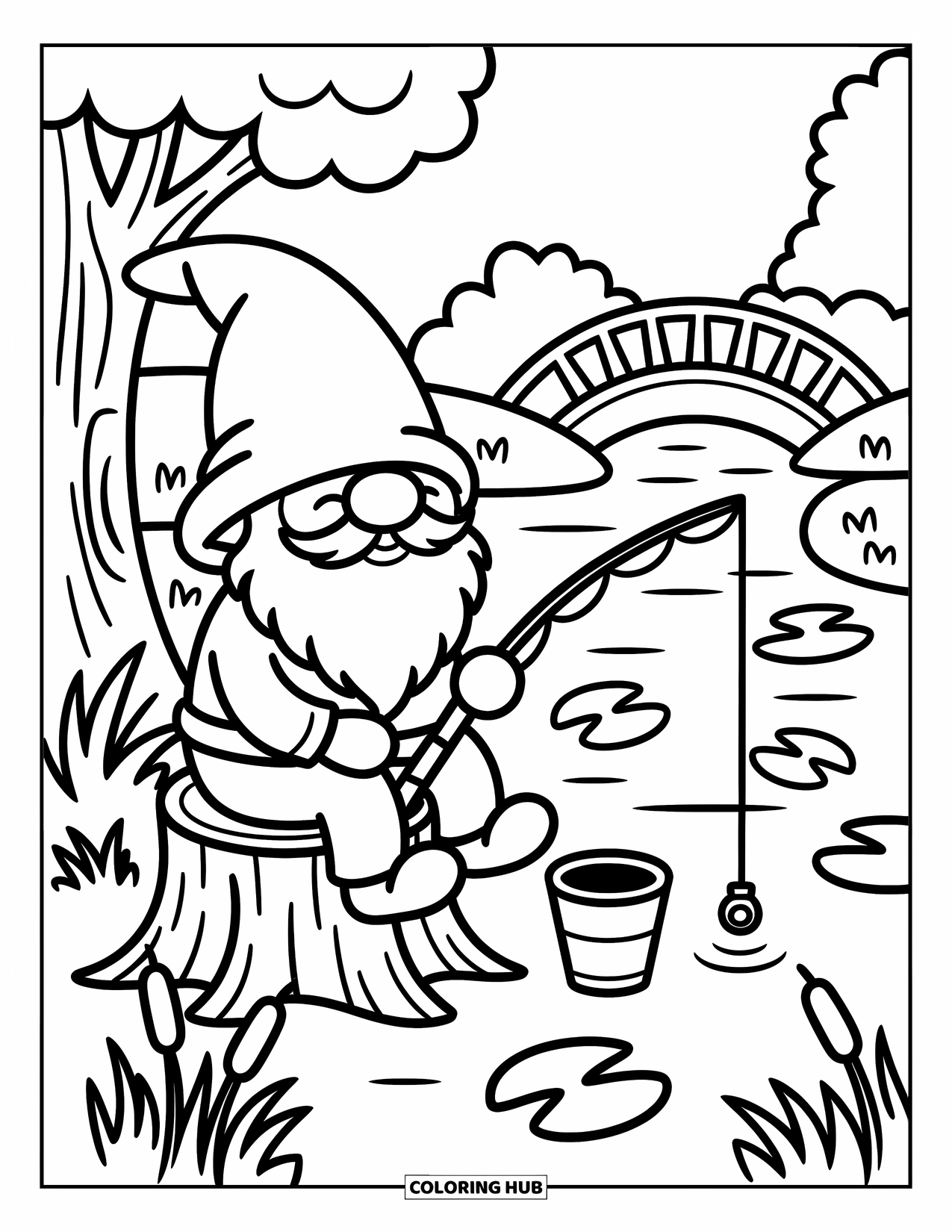 Desen de colorat cu gnom pentru adulți: Un gnom care pescuiește lângă un pârâu liniștit cu nuferi și papură