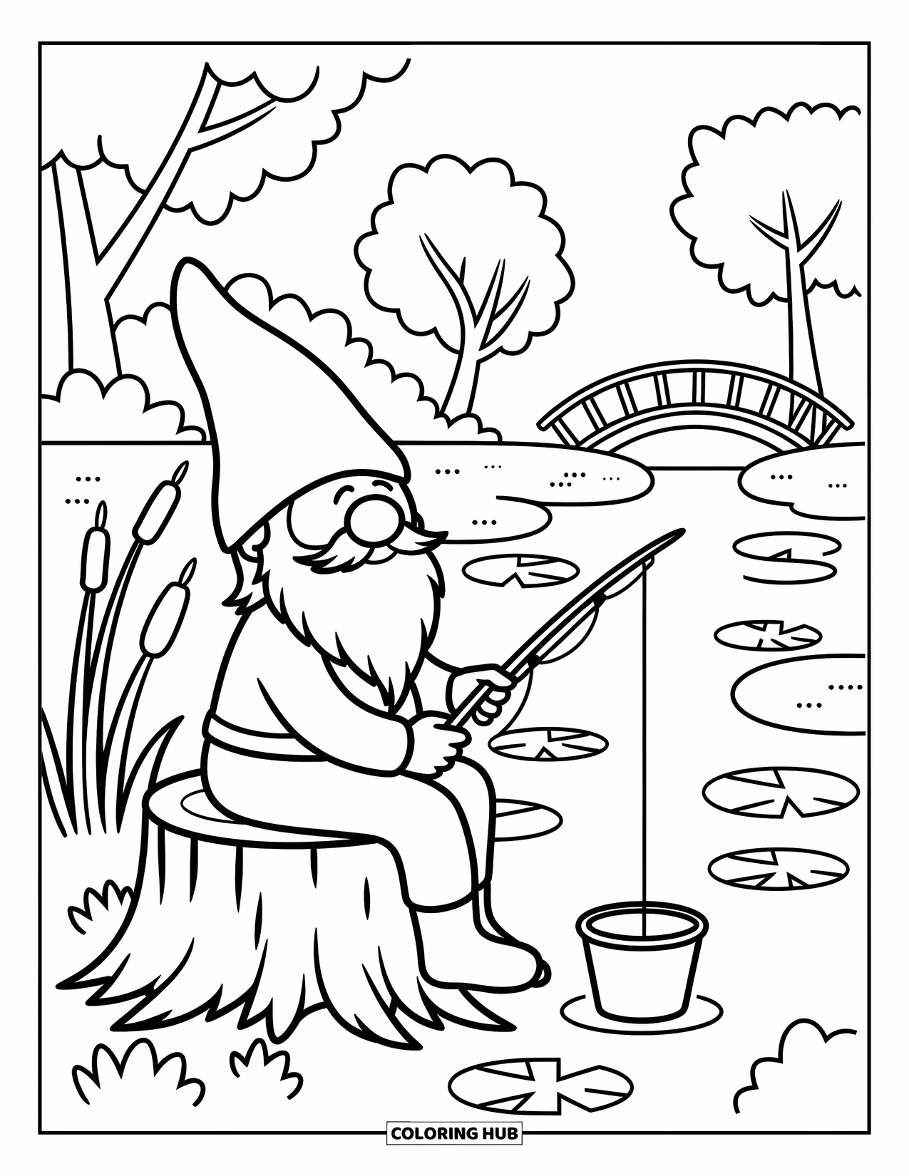 Desen de colorat cu gnom pentru adulți: Un gnom pescuind lângă un pârâu cu nuferi și un pod pitoresc