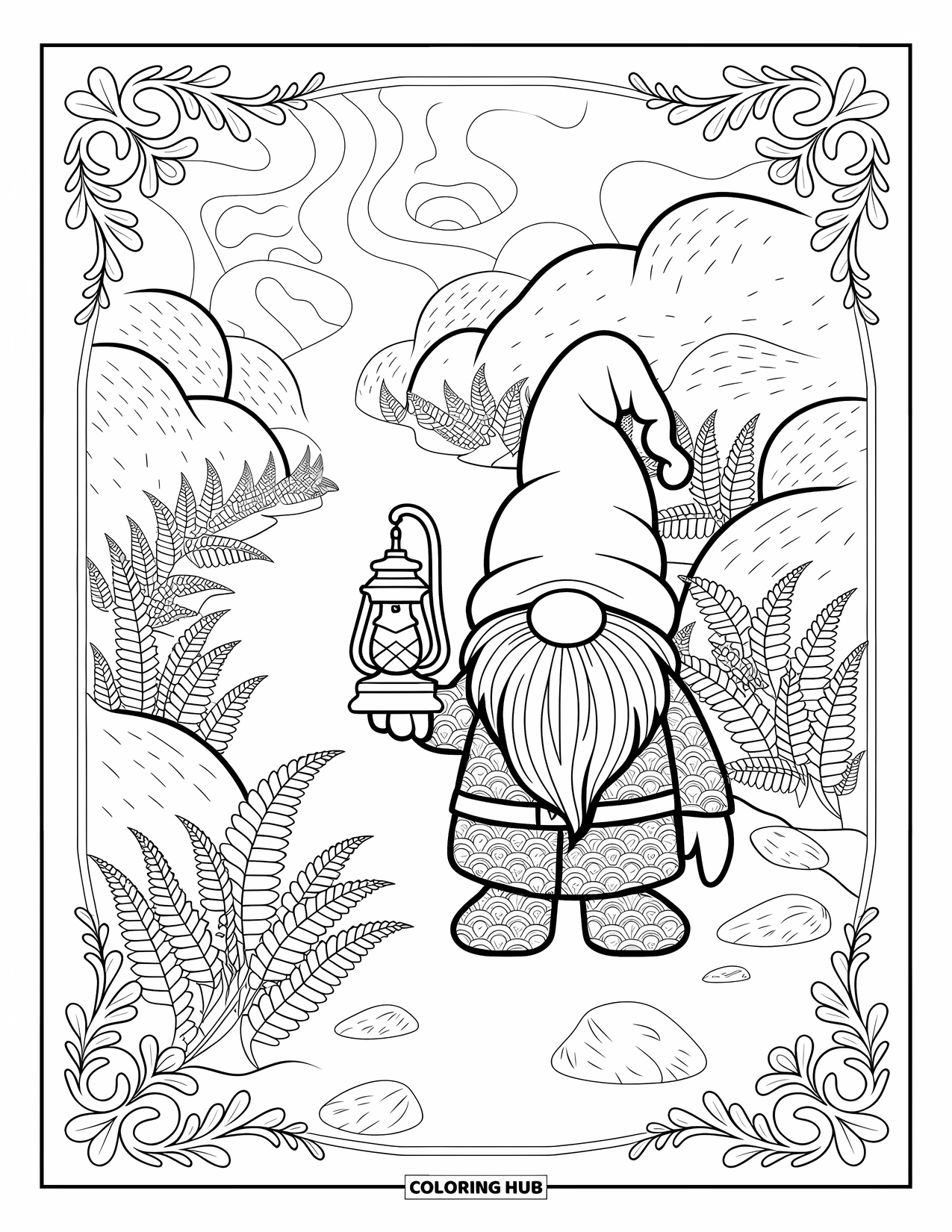 Desen de colorat cu gnom pentru adulți: Un gnom pe o potecă cețoasă cu un felinar, înconjurat de ferigi detaliate