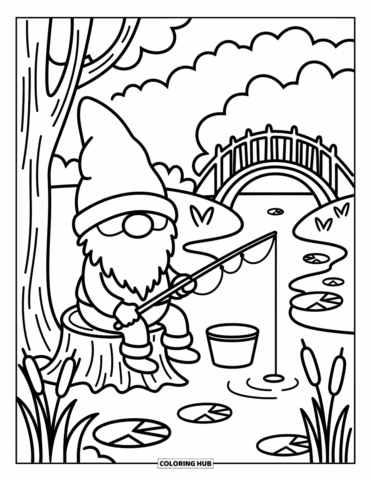 Desen de colorat cu gnom pentru adulți: Un gnom așezat pe un ciot pescuind lângă un pârâu cu nuferi