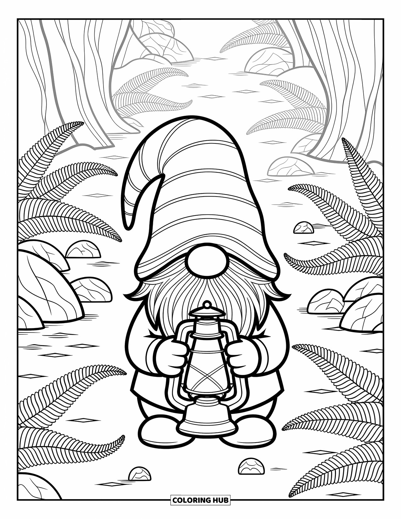 Desen de colorat cu gnom pentru adulți: Un gnom cu un felinar pe o potecă cețoasă, înconjurat de ferigi și stânci
