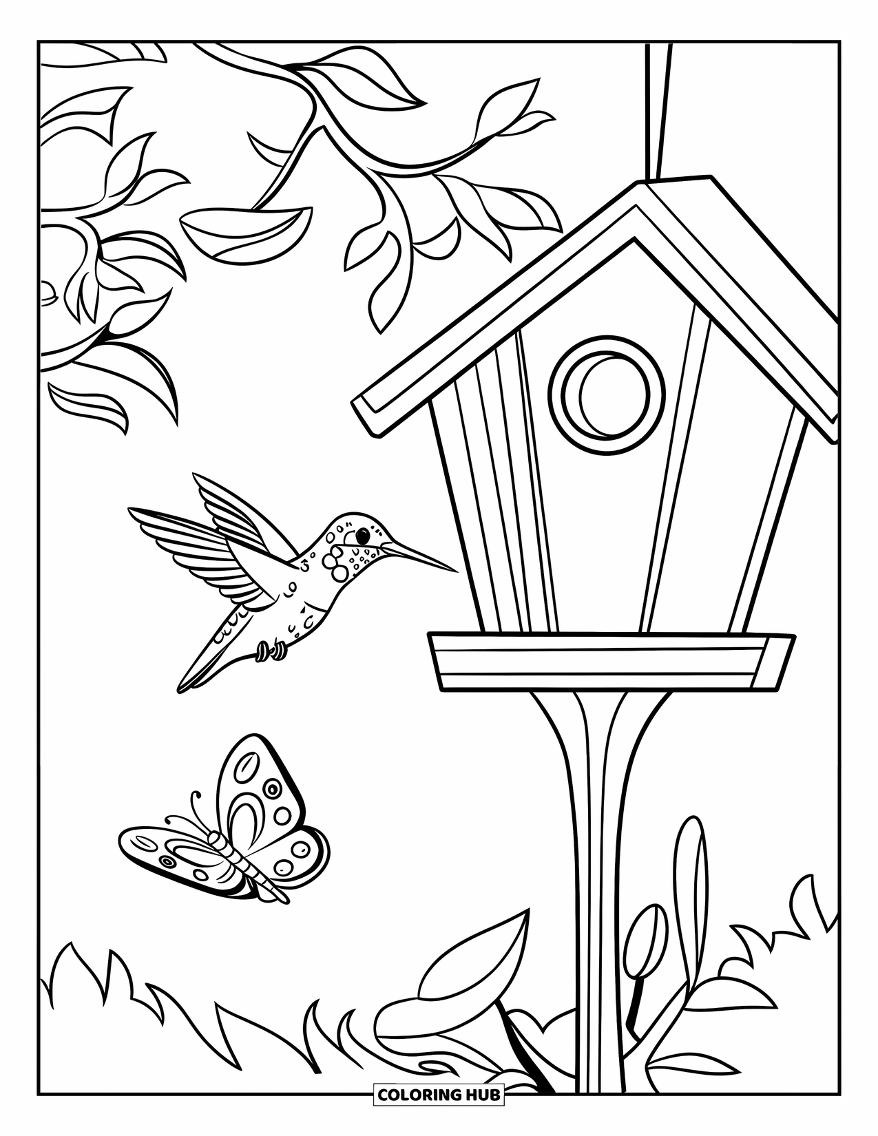 Kolibrie Kleurplaat voor Kinderen: Een kolibrie fladdert langs een vogelhuisje terwijl een vlinder in de buurt rust