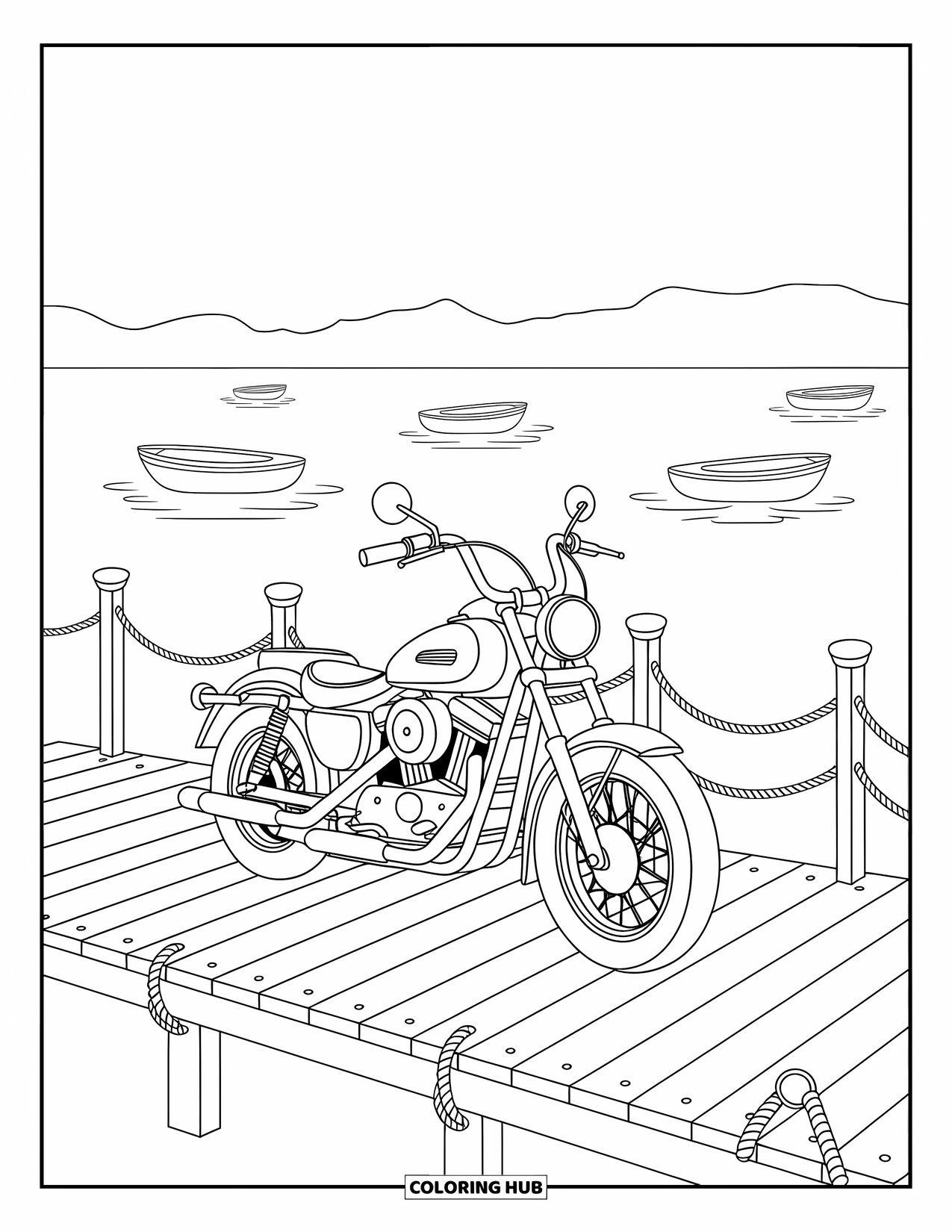 Motor Kleurplaat voor Kinderen: Een cruiser motor staat geparkeerd op een pier, met zeilboten die op de achtergrond drijven