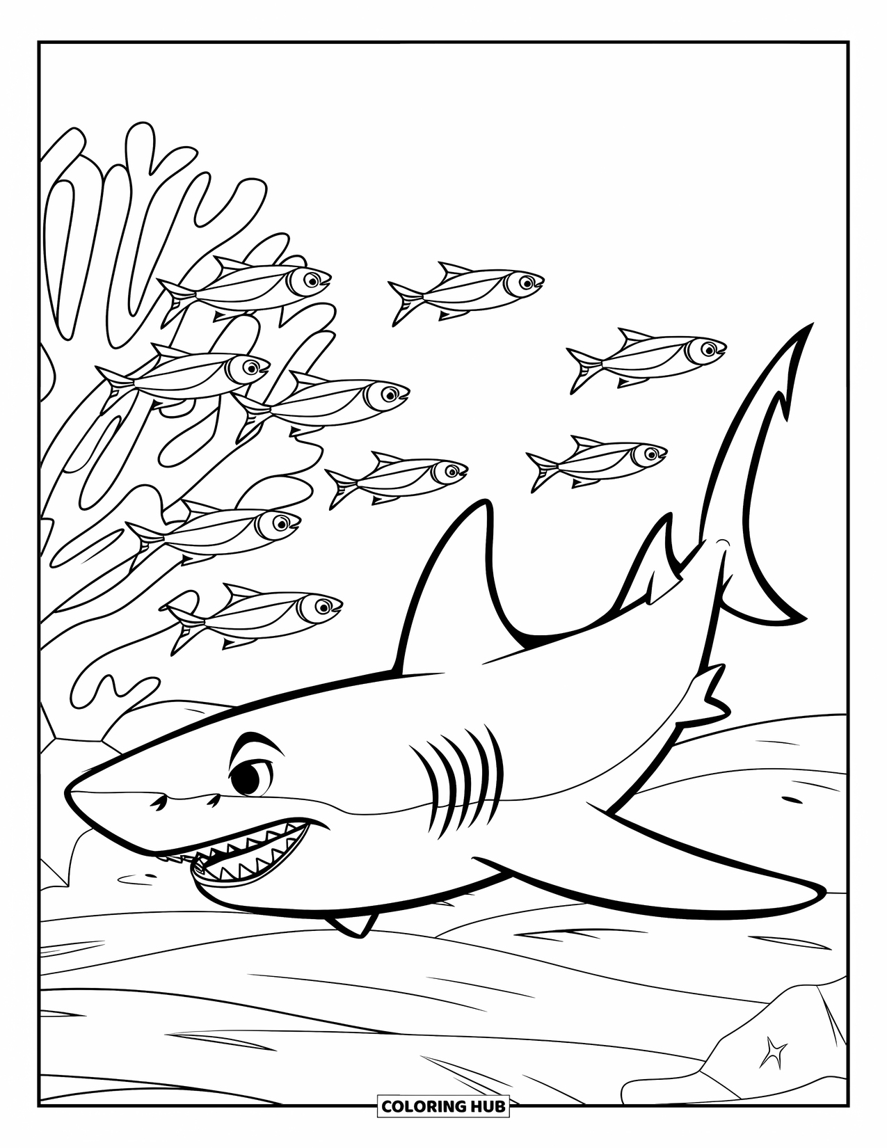 Kolorowanka ze zwierzętami oceanicznymi dla dzieci: Uśmiechnięty rekin płynie za spanikowaną grupą ryb