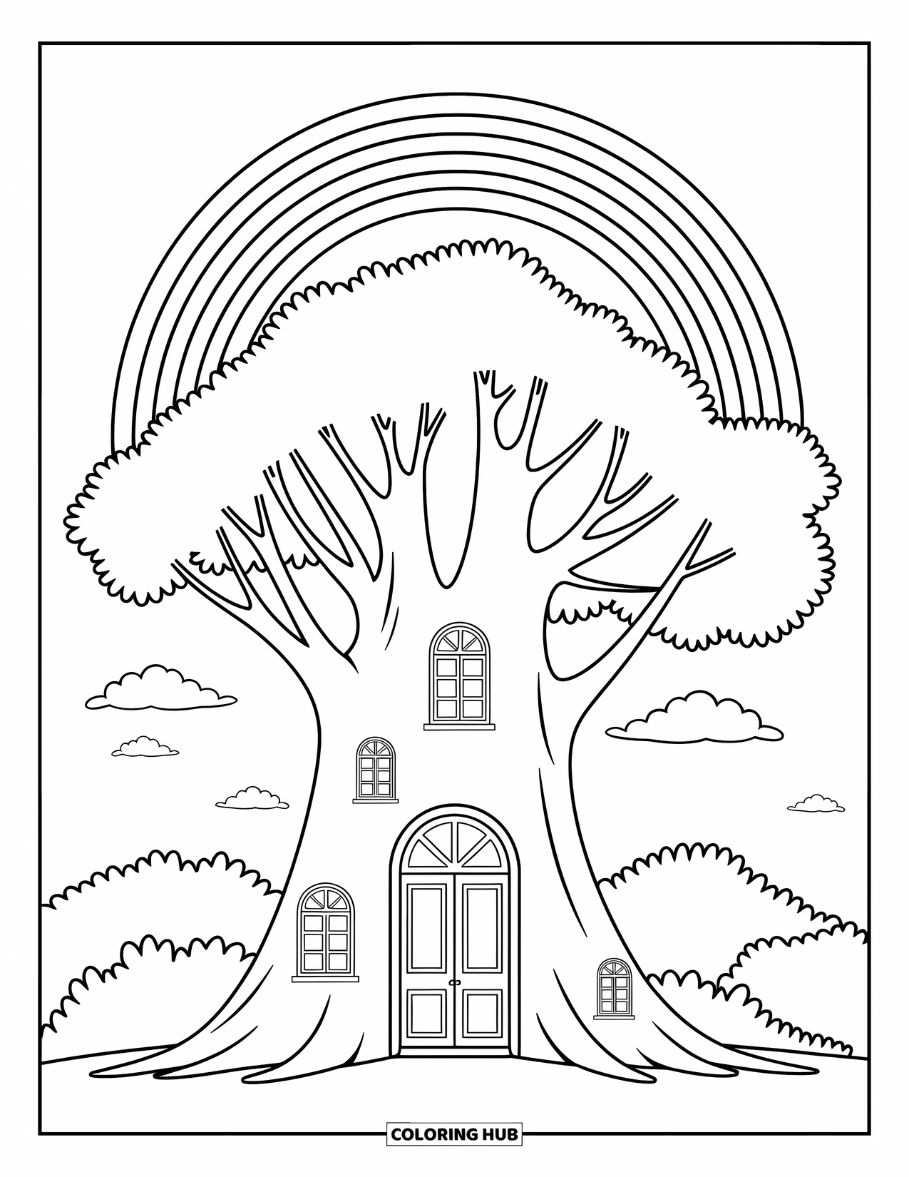 Desen de colorat cu curcubeu pentru copii: Un copac impunător, cu uși și ferestre ascunse, stă înalt sub un curcubeu strălucitor