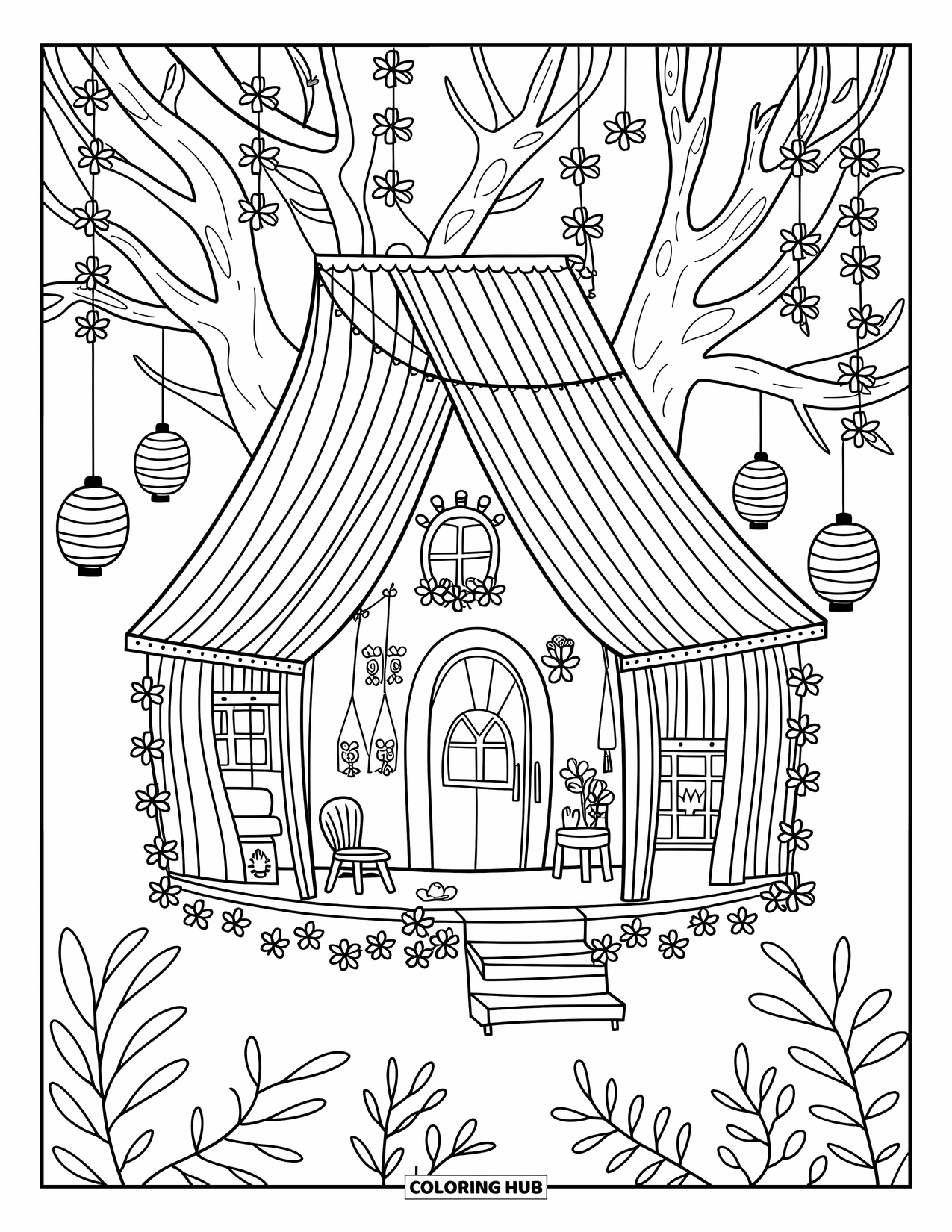 Boomhut Kleurplaat voor Volwassenen: Een charmante boomhut met lantaarns, gordijnen en kleine stoeltjes