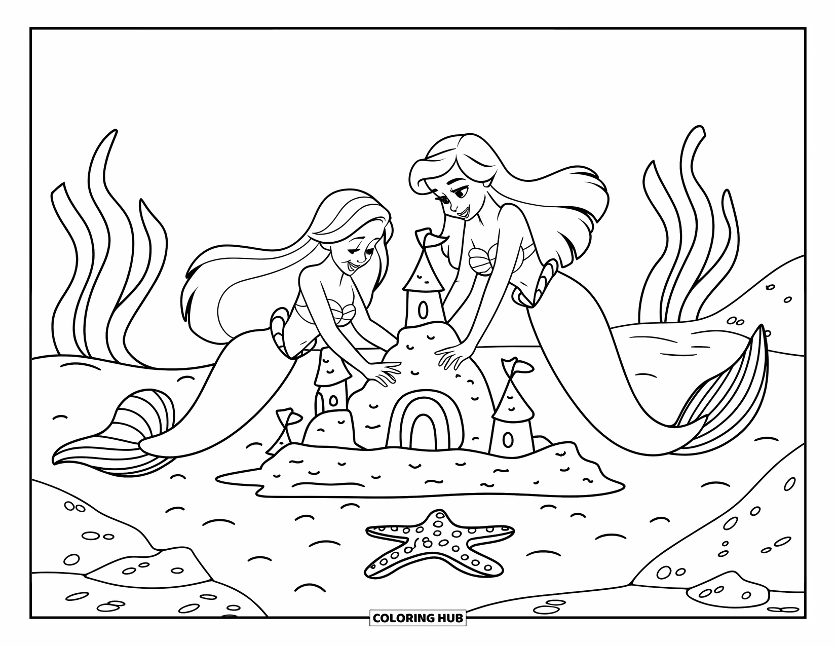Kolorowanka Podwodny Świat dla dzieci: Dwie syreny budują zamek z piasku otoczony wodorostami i skałami
