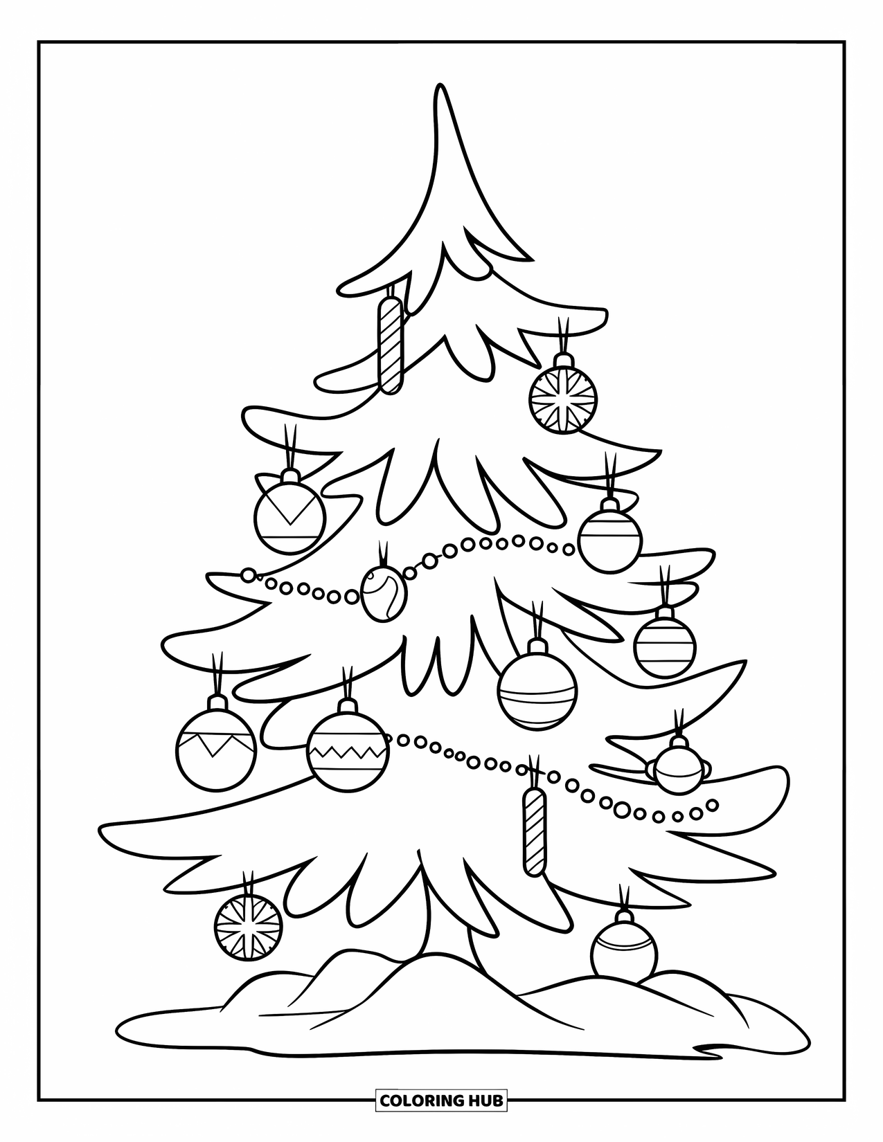 Winter Kleurplaat voor Kinderen: Een feestelijke boom met gedurfde contouren, met ornamenten en een sneeuwhoop aan de basis