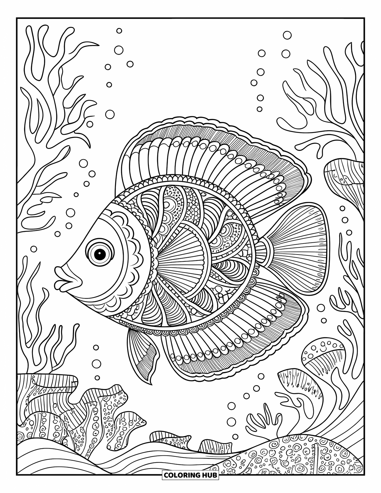 Ausmalbild Angeln für Erwachsene: Ein Fisch schwebt durch Korallen und Algen in einer wunderschön gemusterten Mandala-Szene