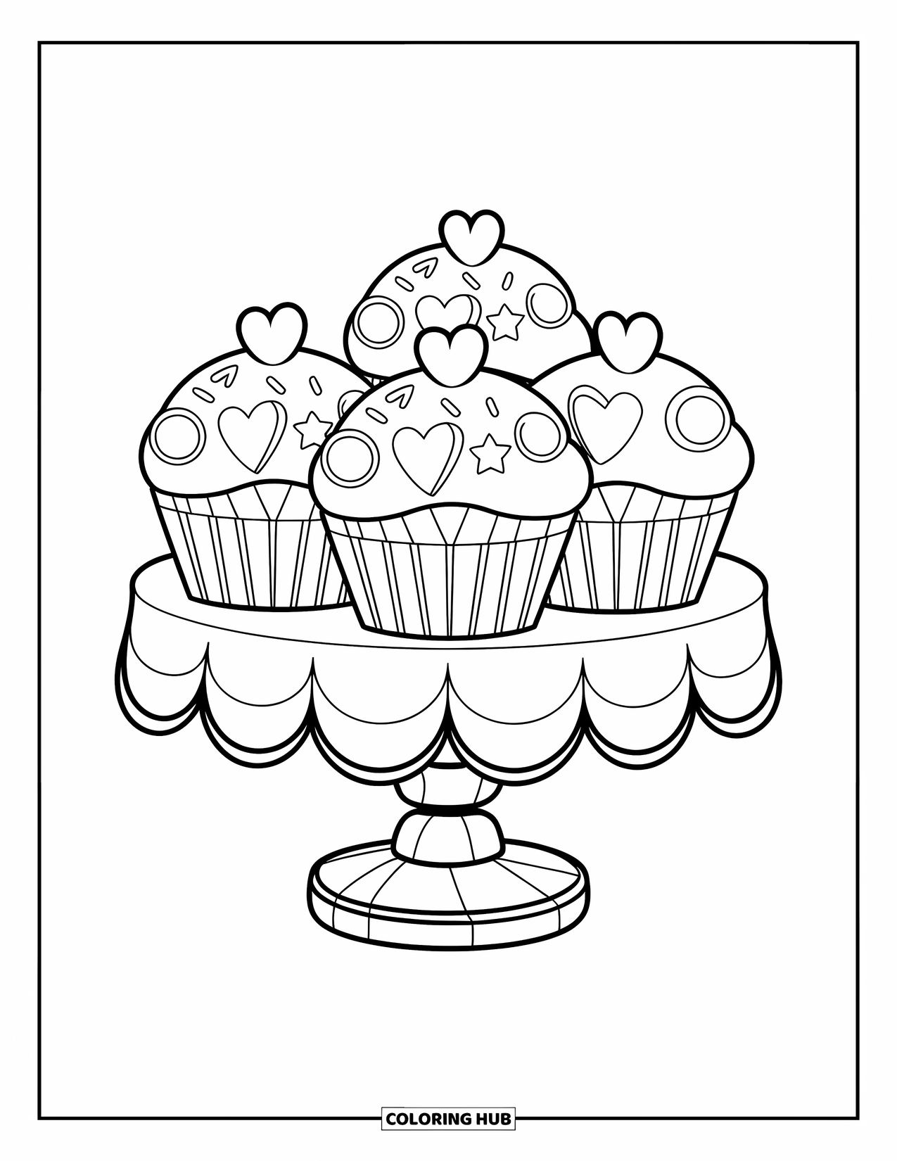 Coloriage d'aliments pour enfants : Trois cupcakes avec des formes mignonnes sur un présentoir en bois drapé