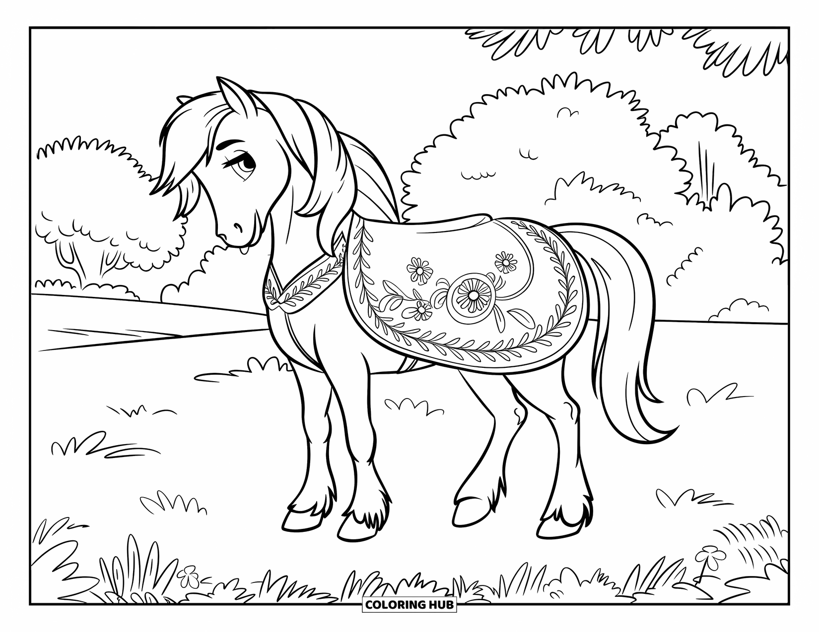 Pony Ausmalbild für Kinder: Ein ruhiges Pony mit einer Blumensatteldecke steht auf einem Feld, das von sanften Ranken und Bäumen umgeben ist