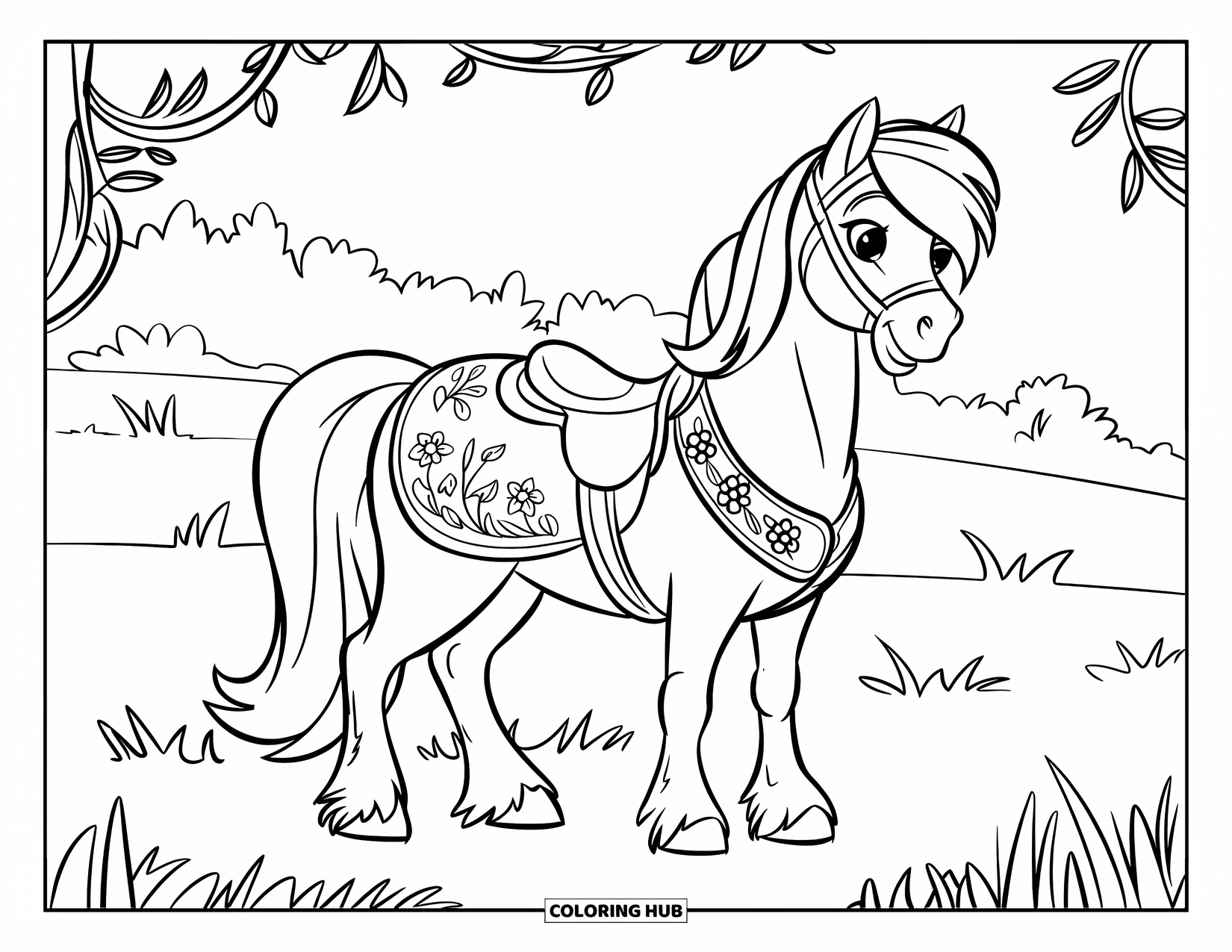 Pony Ausmalbild für Kinder: Ein sanftes Pony mit einer Blumensatteldecke steht auf einem ruhigen, grasbewachsenen Feld mit Bäumen