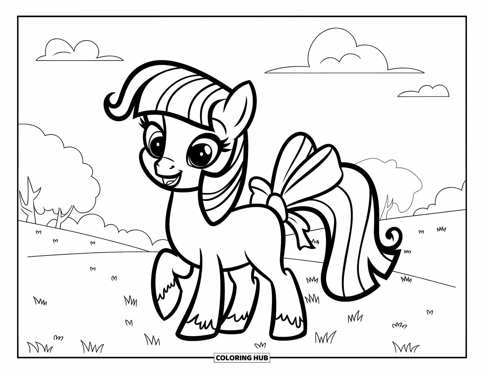 Pony Ausmalbild für Kinder: Ein Pony mit einer Schleife am Schwanz steht auf einem grasbewachsenen Feld unter den Wolken