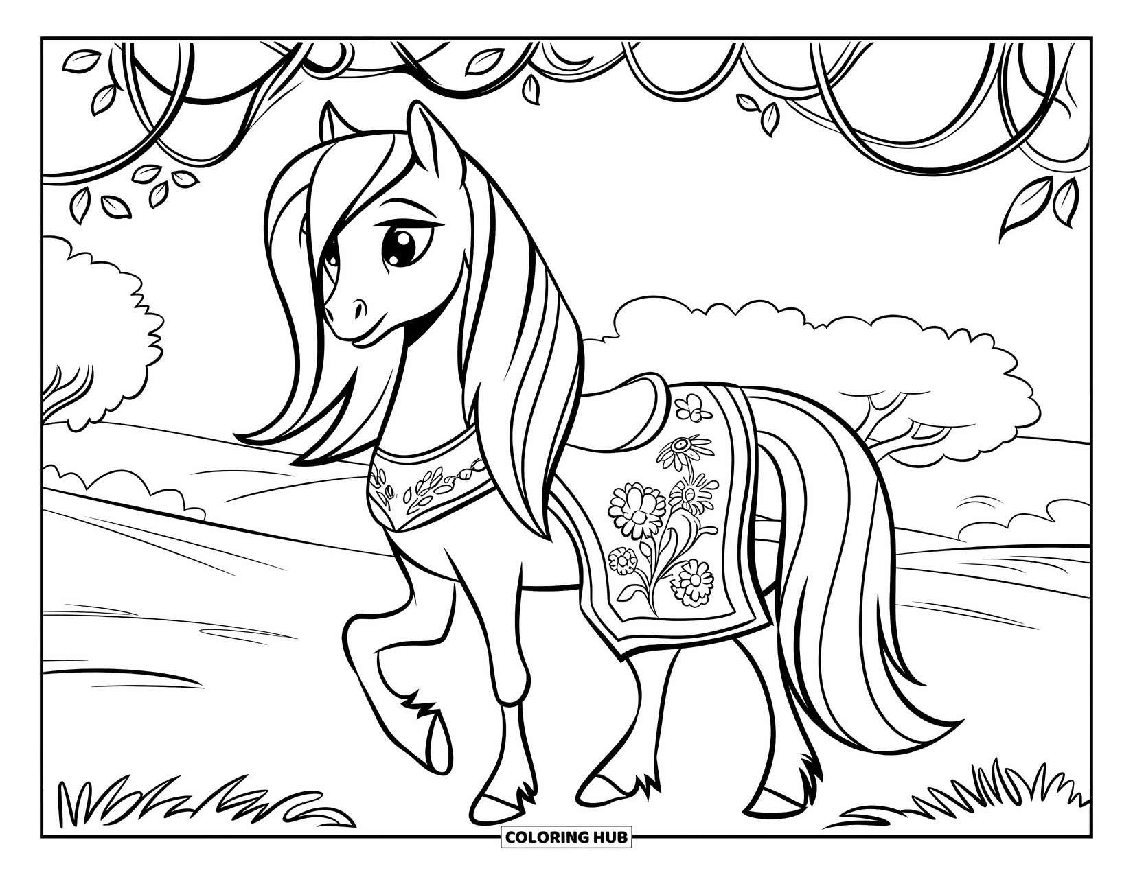 Pony Ausmalbild für Kinder: Ein Pony mit einer Blumensatteldecke und langer Mähne steht auf einem Feld mit Bäumen in der Nähe