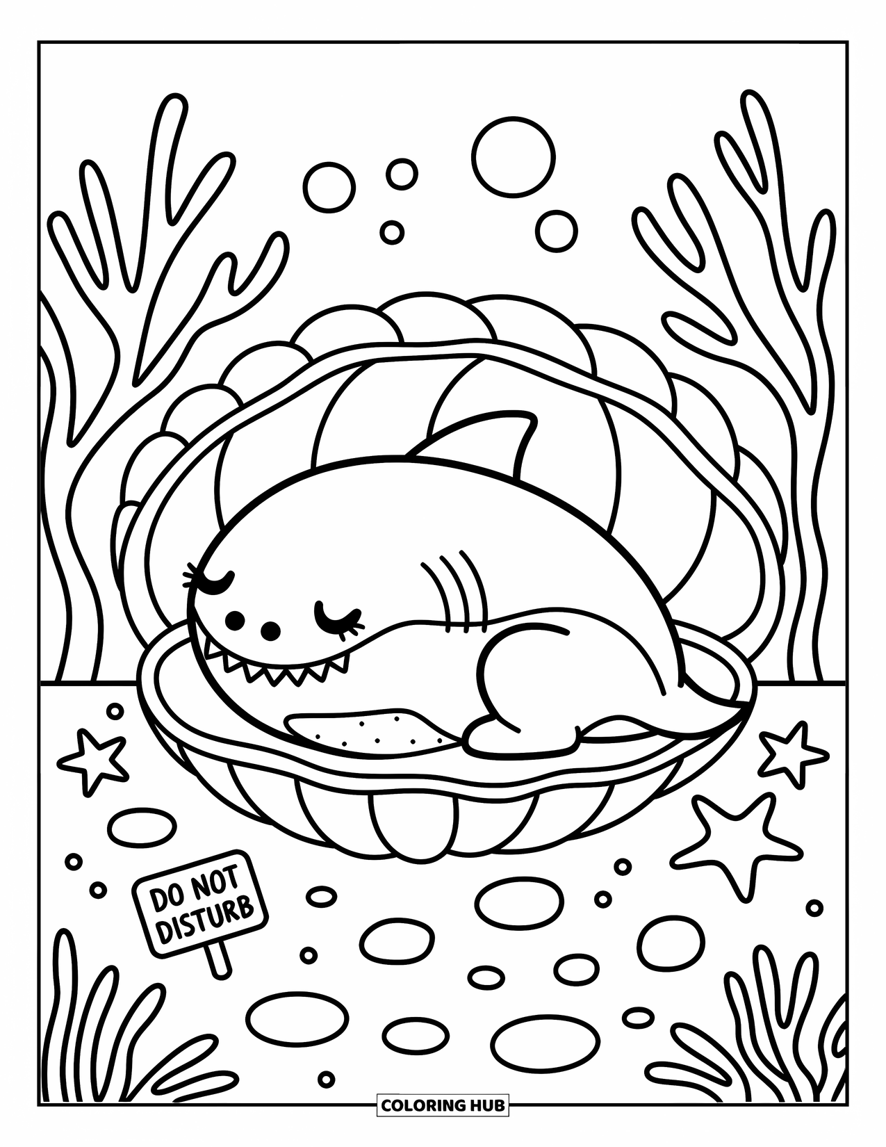 Hai Ausmalbild für Erwachsene: Ein gemütlicher Hai döst in einer Muschel in der Nähe von Blasen und Kieselsteinen
