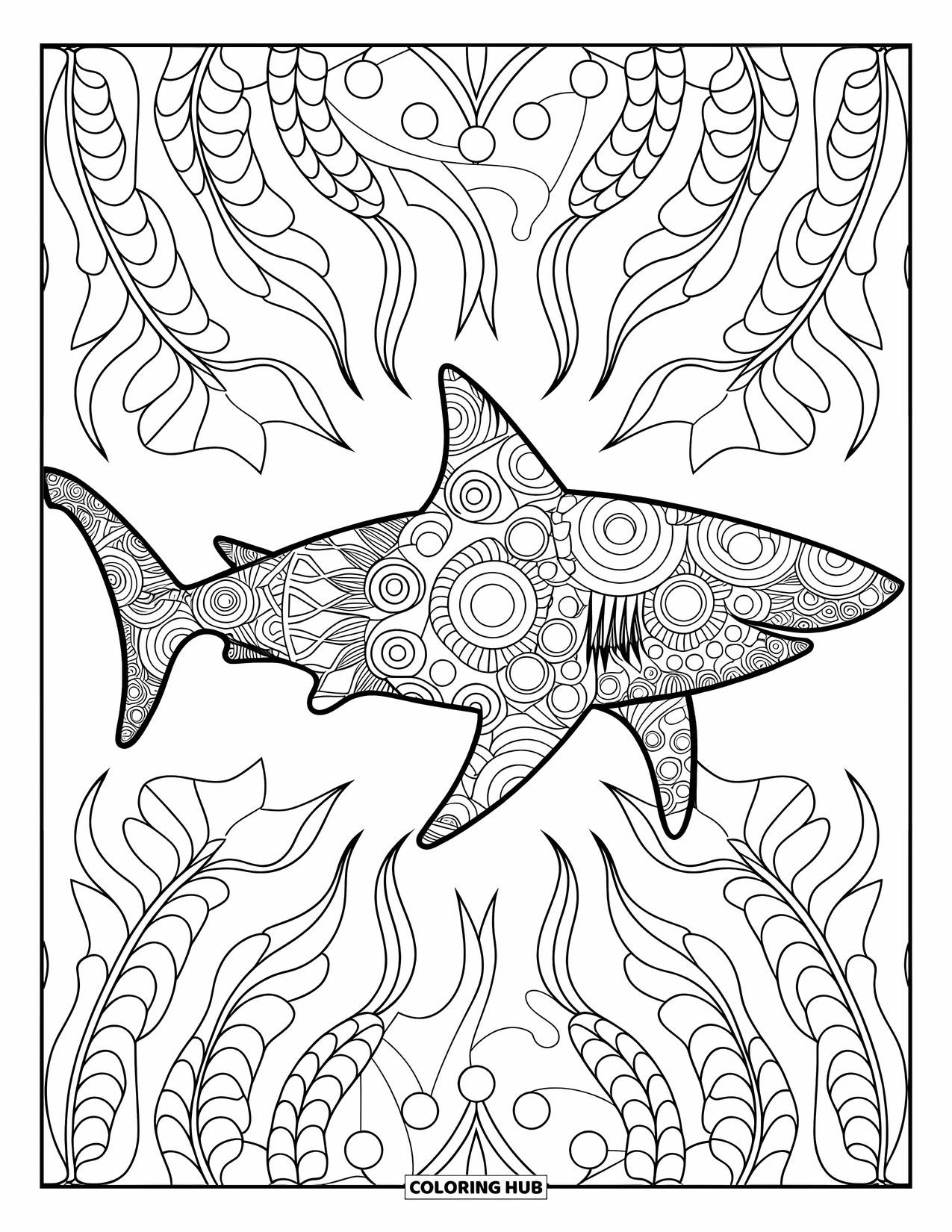 Hai-Ausmalbild für Erwachsene: Ein Mandala-Hai mit komplexen Mustern schwimmt zwischen symmetrisch angeordneten Algen