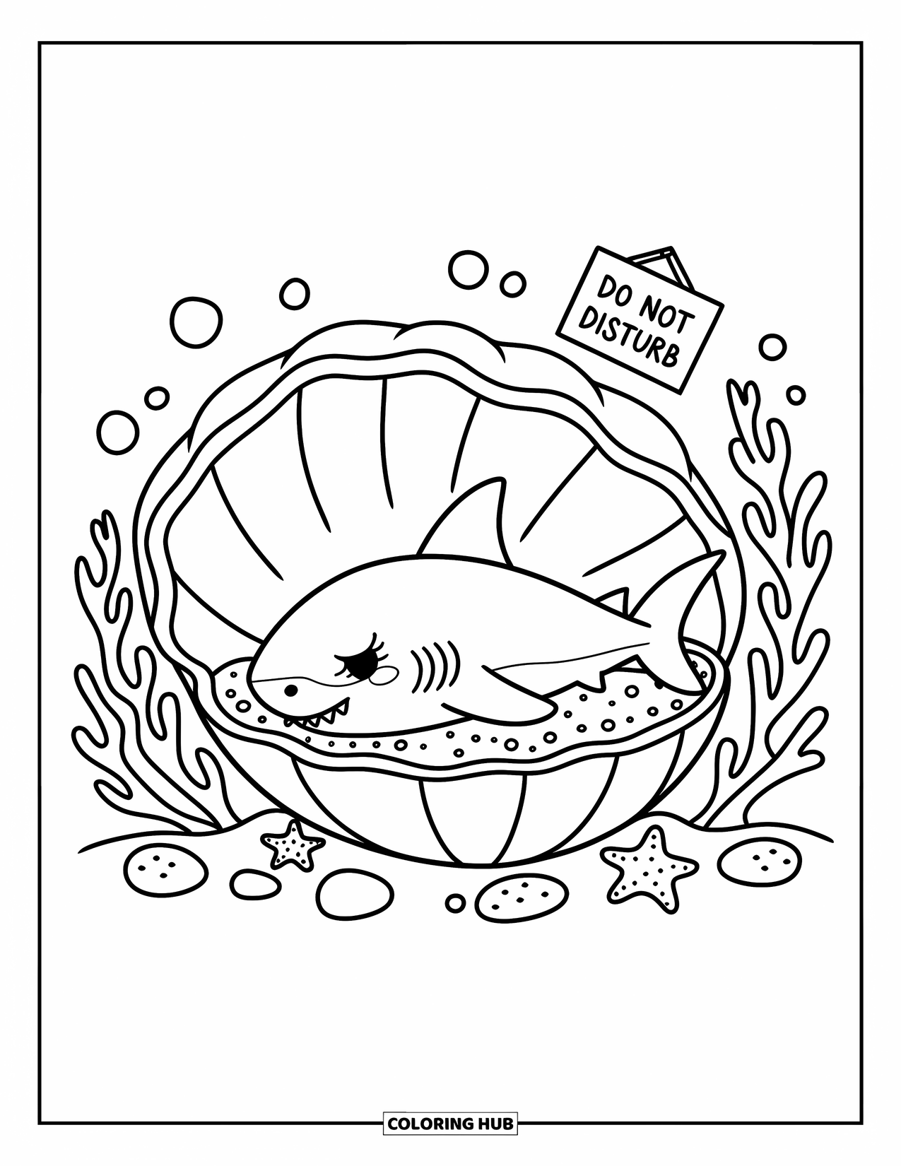 Hai Ausmalbild für Erwachsene: Ein Hai rollt sich in einer Muschel zusammen, umgeben von Korallen und Seesternen